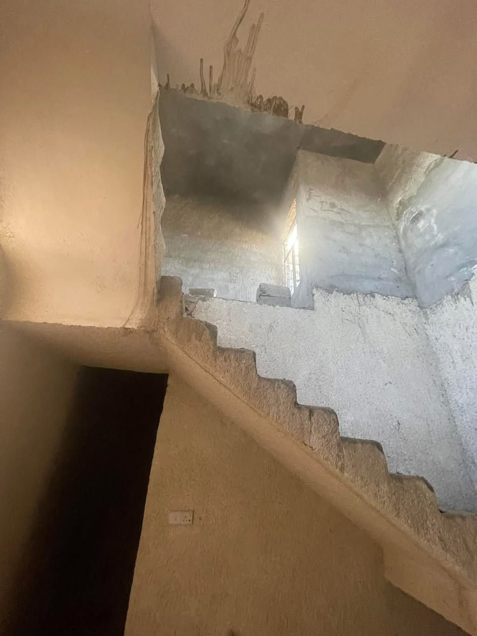 بيت للبيع المساحة 100 واجهة 5 نزال 20 طابو صرف  غرفة نوم وصالة ومطبخ واستقبال وحمام داخلي وخارجي طابق الثاني عبارة عن سطحين ممكن يكونون 2 غرف
العنوان المحمودية منطقة  المراتب السعر ٥٣ مليون

 رقم القطعة 18/5349

***********
