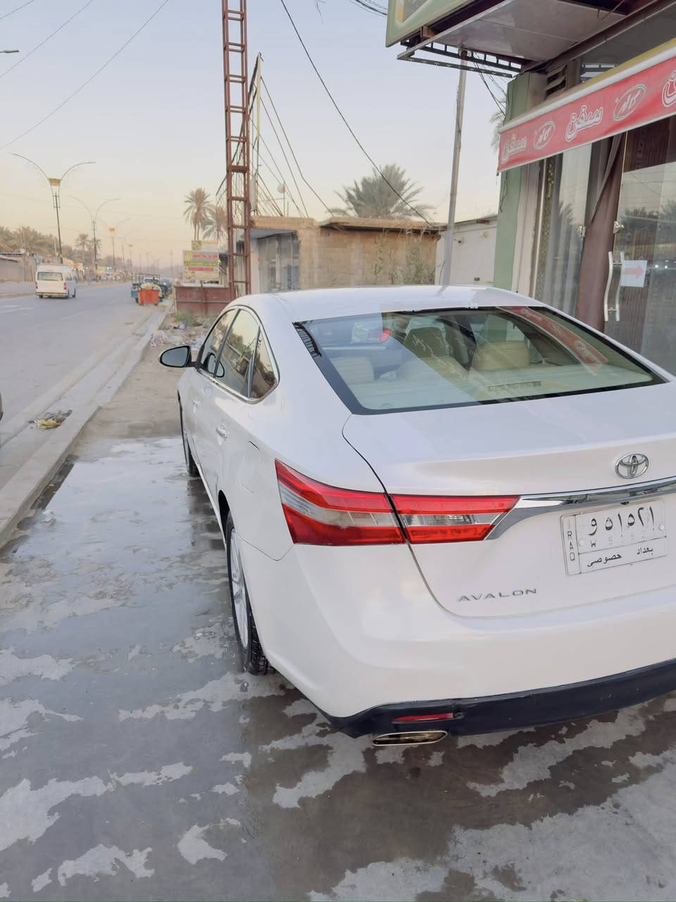 السلام عليكم اخوان عندي افلون 13 خليجية فئة xle لونها ابيض لؤلؤي ماشيه 170 باسمي الداخل لونين حادثها بابين جهة السايق واكو شخط صغير بالصفحه الثانية مال  الباب عكس السايق  محرك 6 3.5 مكفول حتى من فتحة البرغي والكير كذلك سعرها 140 وبيها مجال اريد مراوس بسيارة ارخص او بيع مكاني كربلاء  
رقم الاتصال ***********
