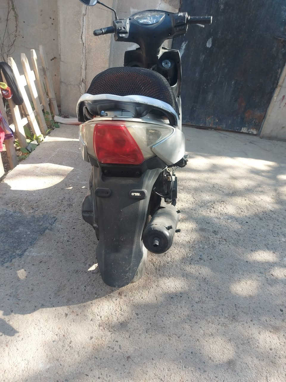 دراجه سايم للبيع شغاله بيها نقص كفرات 
( ابيع كوم حديد ) عينك ميزانك مو شراي لا تكسر حلال الناس  السعر 175 الف تواصل رقم***********
