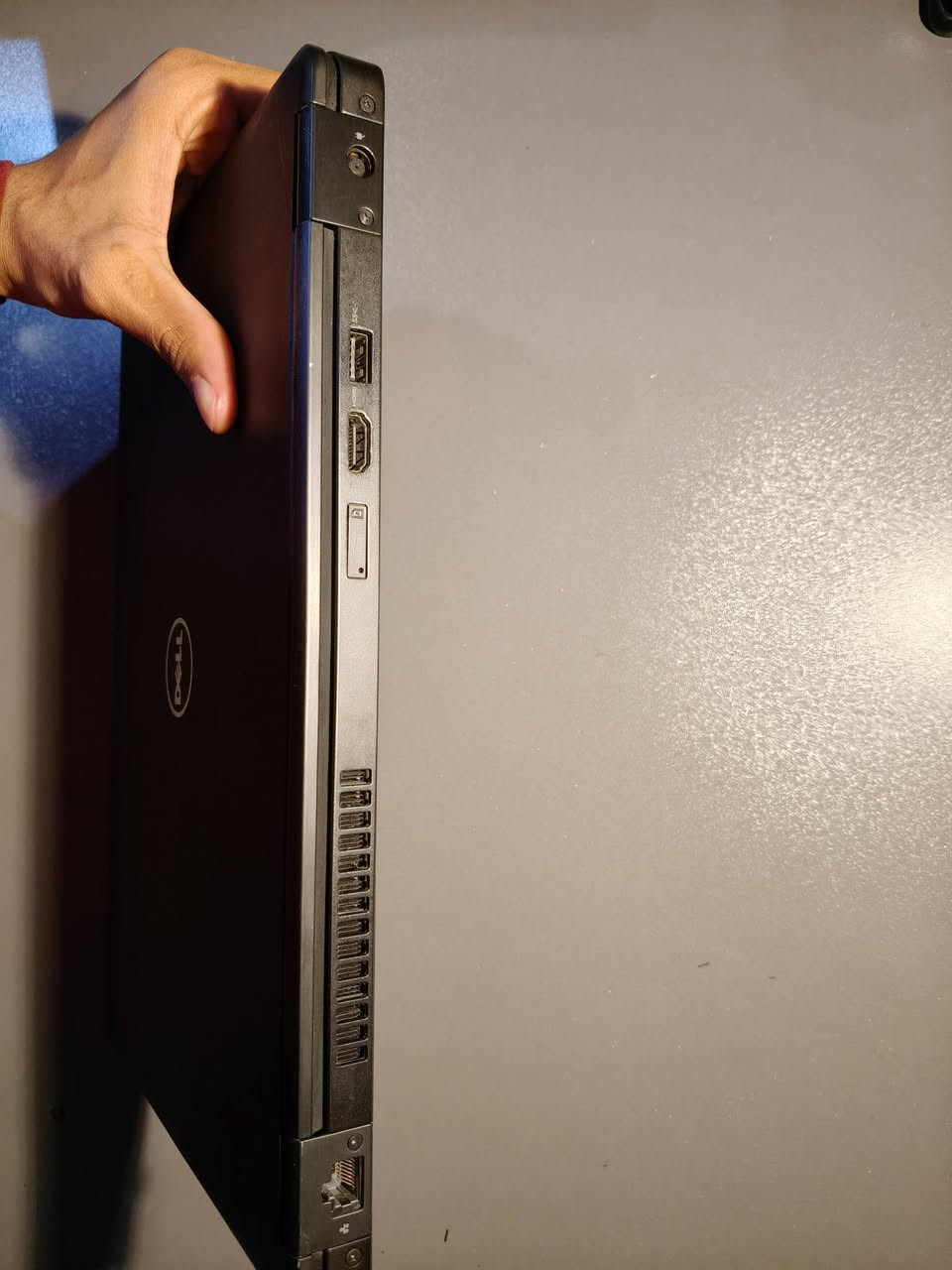 لابتوب dell للبيع
‏سريع واداء عالي ،  مناسب للدراسة والبحوث والتصميم والبرمجة،  وكافة الاعمال المكتبية،  وايضا مناسب للالعاب المتوسطة ✨ 
‏
‏المواصفات التقنية ....
‏المعالج Core i5 7200U الجيل السابع 🔥
‏كرت داخليIntel HD GRAPHICS 4GB 
‏الرام / 8GB DDR4 
‏النخزين / 256GB SSD M.2
‏الشاشة / 14 INCH SCREEN
‏
‏ملحقاته كاملة
‏- شاحنتة الاصلية
‏- ماوس
‏- ماوس باد
‏- حقيبة خاصة
‏
‏السعر: 225 وبيها مجال جداً بسيط 
رقمي : ***********
‏
