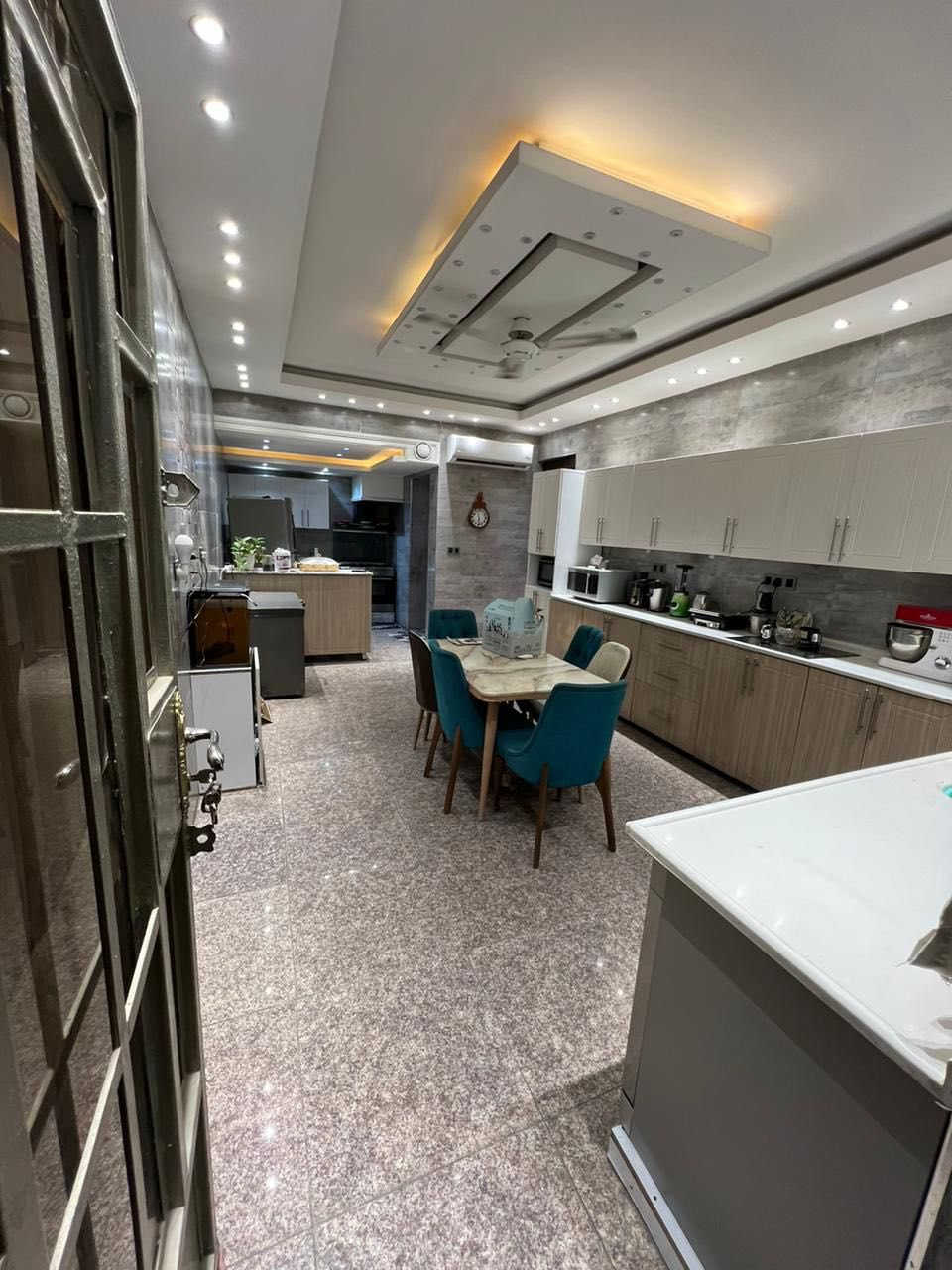 للبيع (بناء حديث 2021) 🏠
📍 الموقع: حي الحسين / ضباط الملحانية .
المساحة: 300 متر.
واجهة 15 متر × نزال 20 متر.
تفاصيل البيت:
• الطابق الأرضي: صالة استقبال (9×5م)، هول (5×5م)، هول داخلي (حولي) واسع، مطبخ حار وبارد كبير (10×5م)، غرفة نوم أرضية (5×5م)، وحمامين.
• الطابق الثاني: 4 غرف نوم (منها 3 غرف ماستر سويت)، وحمام إضافي.
• السطح والخدمات: مخزن كبير (سندويج بنل 6×5م)، سقيفة مع خزانات عدد 2، و3 سخانات.
• الخارج: كراج وحديقة داخلية كبيرة ومرتبة.
• الإضافات: مناور عدد 2 مغلقة بالكامل لحد السطح لضمان الخصوصية والإضاءة.

📞 للاستفسار والتواصل واتساب:
***********
