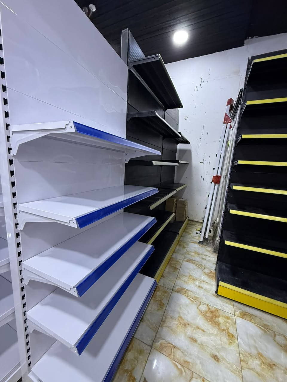 رفوف جدارية ارتفاع 2 وربع وعرض 8 متر وكل متر يحتوي على 7 رف حديد ثقيل استخدام قليل سعر المتر 150 ألف والمجموع 1.200.000 مليون 
*سفينة وسطية وجهين حديد ثقيل ارتفاع 1.80 متر وعرض 7.20 متر كل 120 متر يحتوي على 7 رف سعر السفينة 1.150.000 مليون 
عارضة جبس تربط مع السفينة جهتين ثقيل كل جهة تحتوي 4 سلة و2 رف سعرها 275 ألف 
ميز كاشير كبير 2 متر نظيف السعر 500 الف 
سلة تسوق عدد 5 السعر 25 ألف 
سلات جبس عدد 2 جديد السعر 60 ألف 
اتصال ☎️ ***********
***********
العنوان / كوت الزهراء
