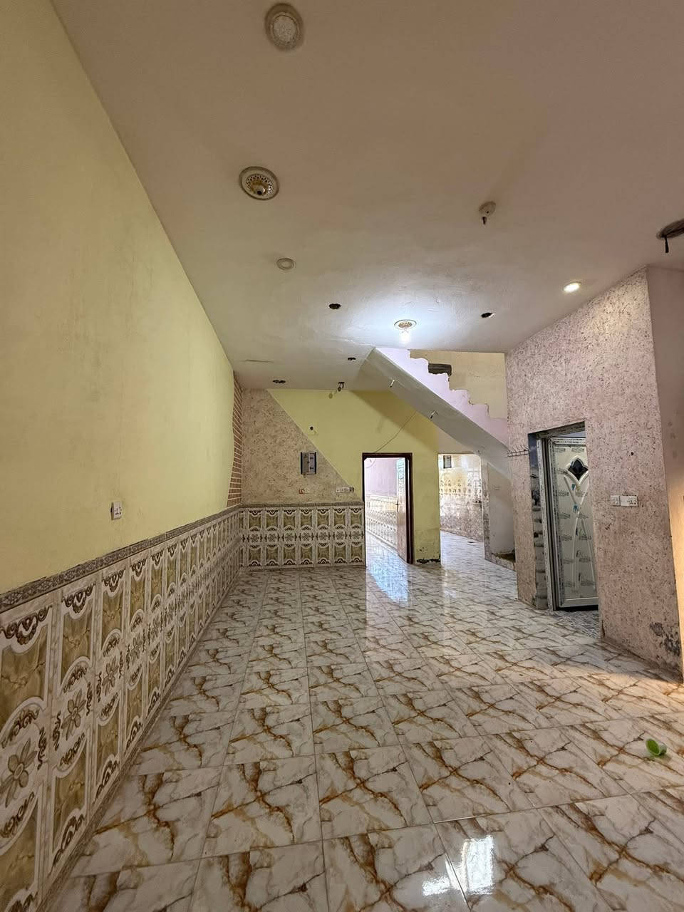 مشتمل للبيع مساحه 125
يتكون من صحيات خارجيه استقبال ومطبخ وصاله وغرفه نوم 
واجهه ع ساحه وليس فرعي منطقه الدبيه الثانيه ومتوفر جميع الخدمات للاستفسار ***********
