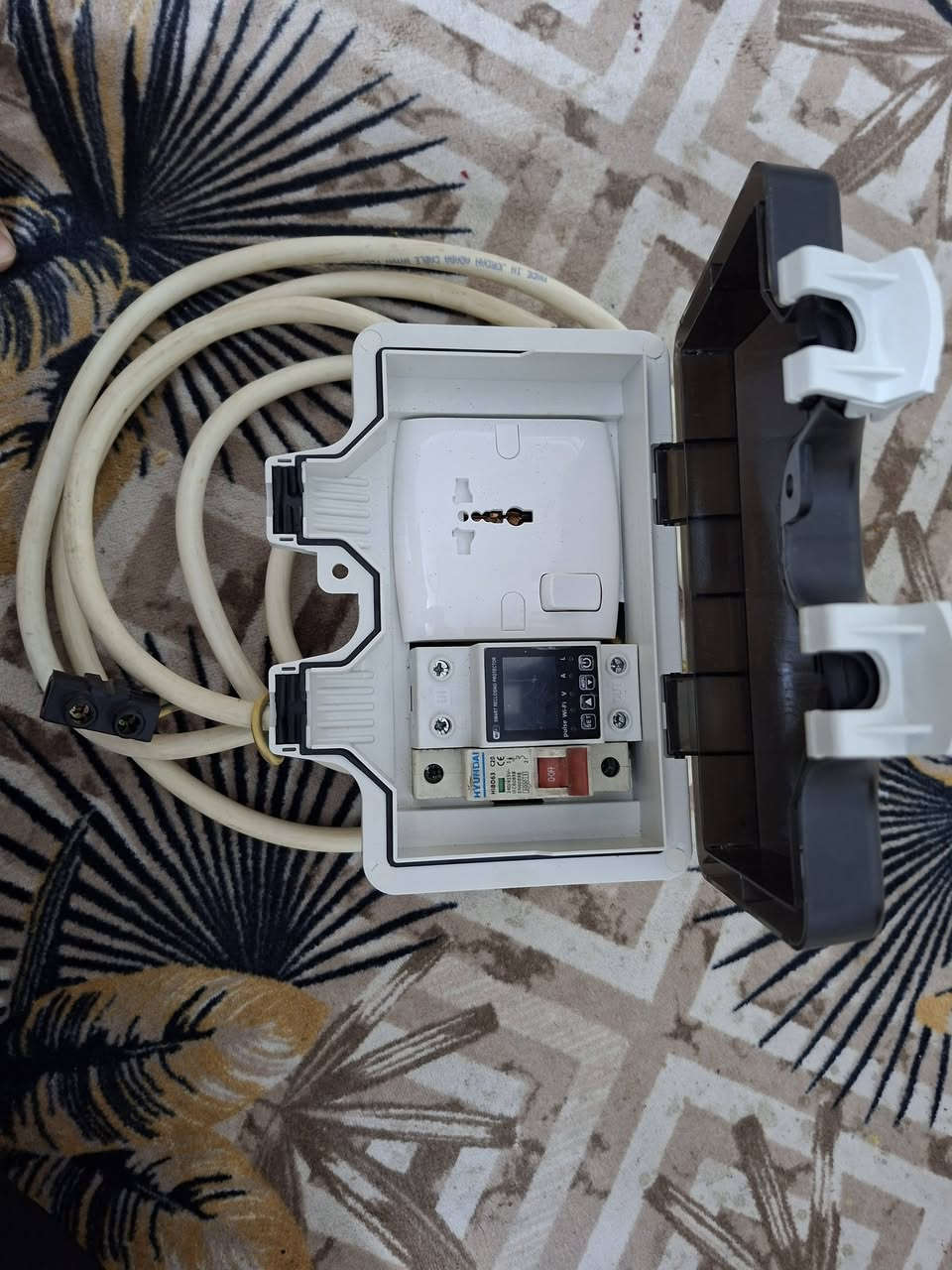 بورد حماية وشحن بي واي دي BYD متنقل تخلي بالصندوك وتر بروف ضد الرطوبة والمياه مع منفذ خارجي لربط خط الايرث جوزة واي فاي وجوزة شورت سركت بلك سويج الفنار الاصلي مع التوصيل بغداد ٤٥ الف  ***********
