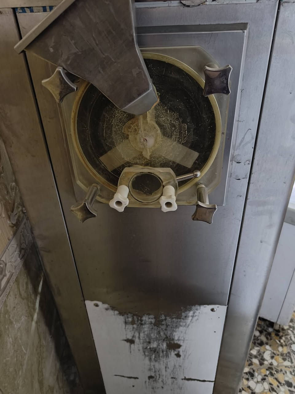 سلام عليكم عندي عارضات ايسكريم شرط الشغل وحده حجم كبير 220 سم شغاله وجاهزه ايطالي مثل ماموضح 16 بلانك كبير والثانيه الحجم الصغير 10 بلانكات شرط الشغل ايطالي كلش نضيفه مع انتاجية ايسكريم ومجمده الحجم الكبير 220 سم تقريبا جديده ممشتغله هواي 
السعر العارضه الكبيره 20 ورقه 
والعارضه الصغير 18 ورقه 
الانتاجيه مليون ونص 
والمجمده ب700 الف  
مكاني كربلاء حي العسكري 
***********
يرهمن اقساط العارضات مع توفر الضمانات
