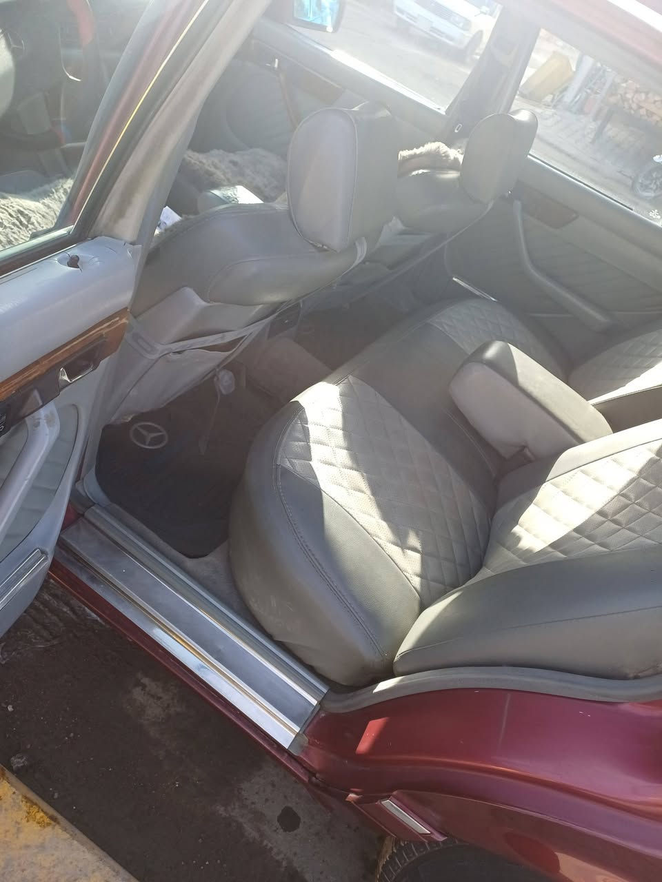 السلام عليكم مارسدس مديل ٩٠ السيارة جاهزه بس حدادية نص عمر السعر ٦٠   العنوان النجف  ***********
