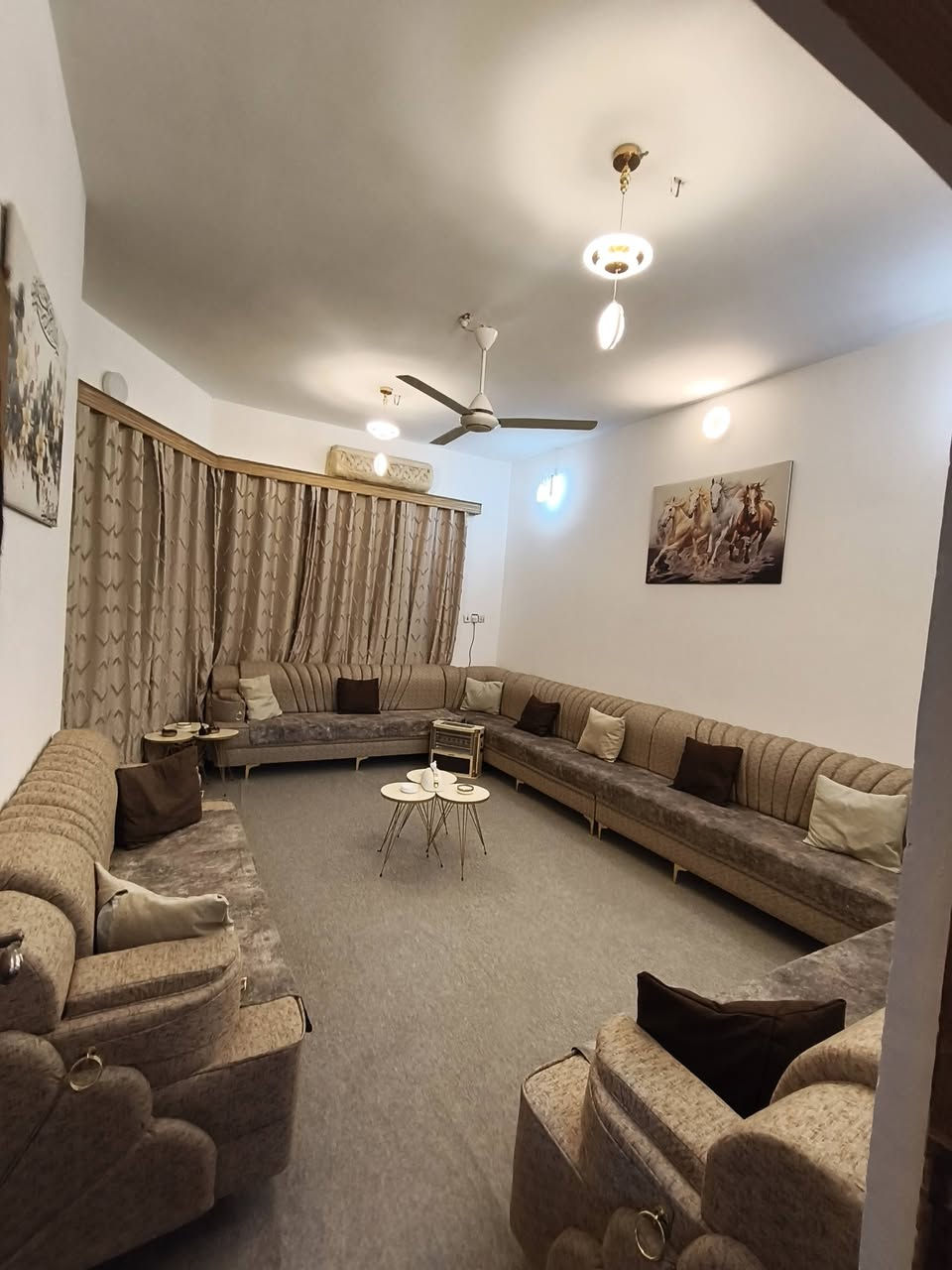 بيت للبيع 
مساحة 200م بناء 2011
 الخاجيه شارع40 
يحتوي على 
5 غرف نوم
مطبخ 
صالة 
هول داخلي 
3صحيات 2داخليات 1 خارجي
البيت وجهة على مربع (ساحه مفتوحه)
للاستفسار الاتصال على الارقام 
***********
***********
