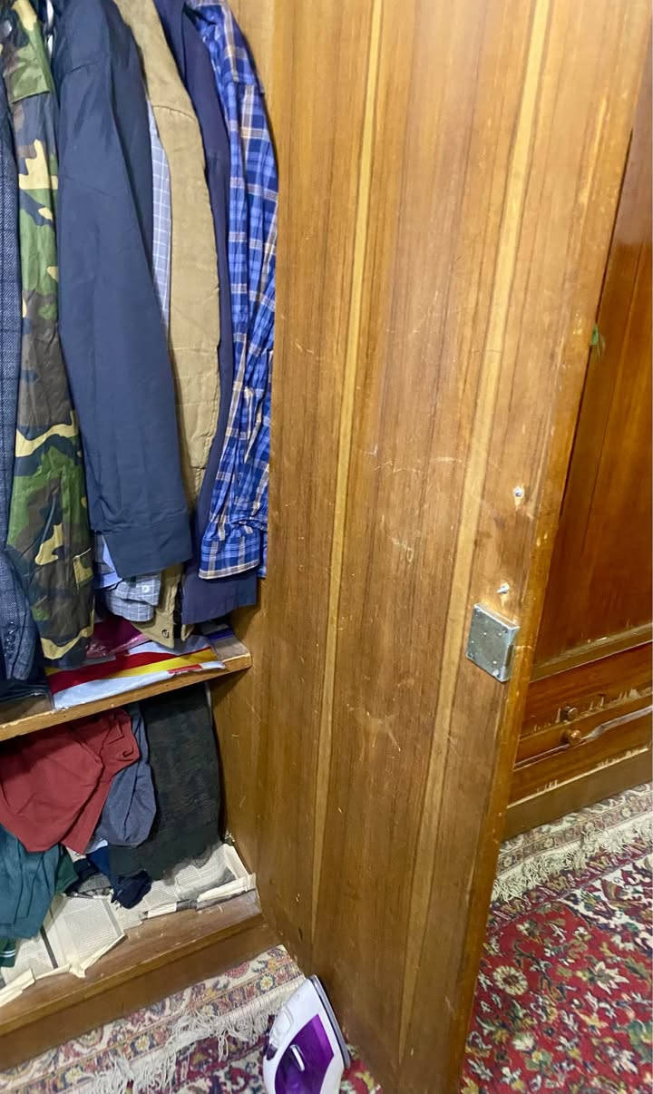 للبيع غرفة نوم صاج عراقي الصنع صاج وجه وداخل 
الارفة نظيفة جدا من الصاج تسمى ام القامات الصاج تحتوي على سرير نفرين ٢ متر في١٩٠ متر مع كومدي راس عدد٢ كومدي احذيه عدد١ تعلاكة ملابس ميز مراية  الكنتور ست ابواب داخل والخارج صاج  مع طبله صوميه
تتكون من ثمانية قطع الغرفة
بغداد شهداء السيدية 
للتواصل على *********** واتساب بغداد, العراق
