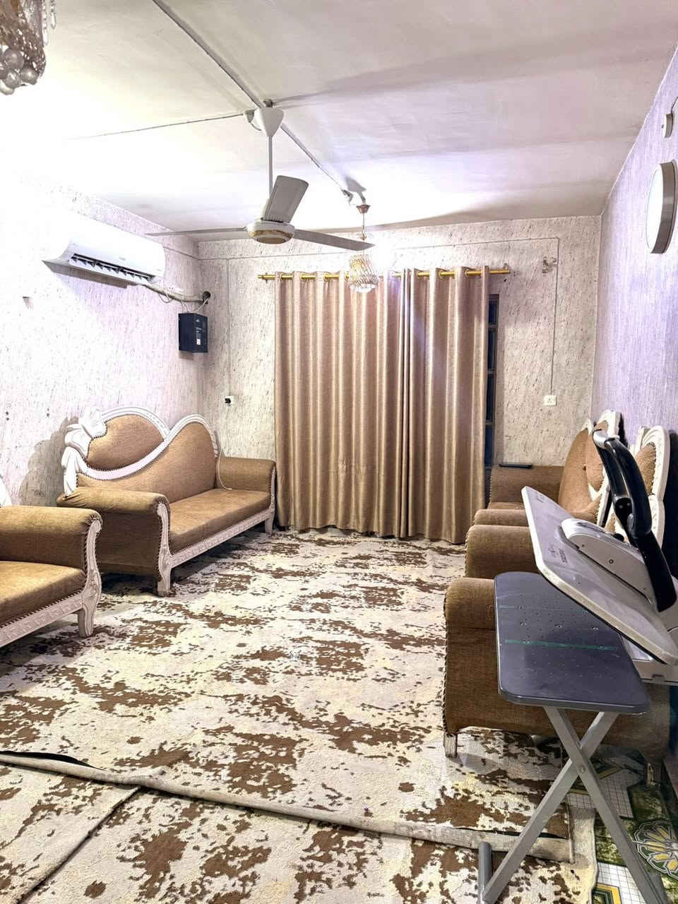 بيت للبيع حي العمال شارع حجية طليعة
مساحة ٢٠٠م طابقين 
الطابق الاول بناء قديم بلوك صب يحتوي على هول واستقبال ومطبخ وغرفة نوم ومجمع صحيات 
الطابق الثاني بناء ٢٠١٠ طابوق عكادة يحتوي على غرفتين نوم ومطبخ ومجمع صحيات 
السعر ١١٥ مليون وبي مجال 
للاستفسار ***********
