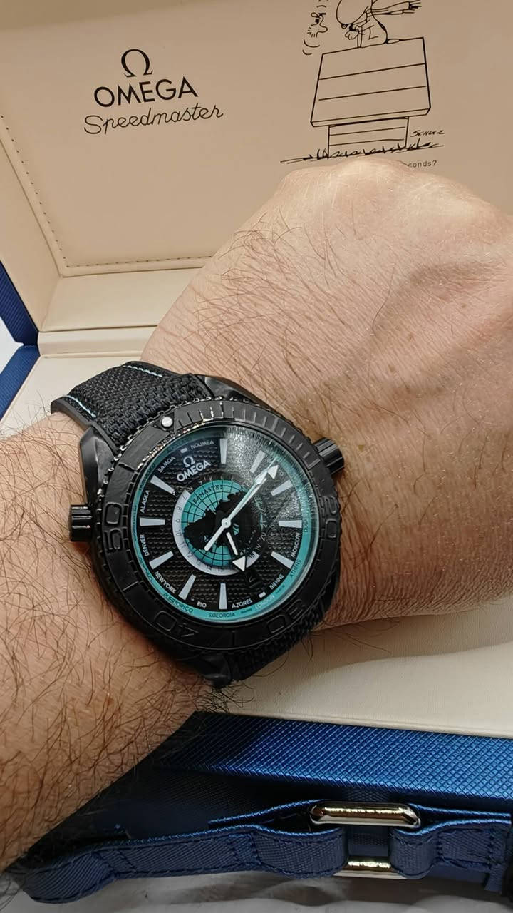 إعلان بيع: ساعة Omega Seamaster Planet Ocean "Deep Black" (نسخة احترافية - Super Clone)
​الوصف:
للبيع ساعة أوميغا "ديب بلاك" بمظهر رياضي وفخامة استثنائية. هذه الساعة من فئة الـ Super Clone عالية الجودة، التي صُممت لتعطي تجربة تقارب الأصل في الوزن، الملمس، والتفاصيل الدقيقة.
​القياسات:
​قطر الساعة: 45.5 ملم (قياس مثالي يمنحها حضوراً قوياً وفخماً على المعصم).
​سُمك الهيكل: يتناسب مع تصميم الساعة الاحترافي ليعطي ثباتاً وراحة.
​فكرة عمل الساعة والميناء:
​تصميم احترافي: مستوحاة من ساعات الغوص الاحترافية (Deep Black)، مع هيكل متين يمنحها مظهر الفخامة والقوة.
​صمام هروب الهيليوم: الزر الجانبي التجميلي الموجود عند الساعة العاشرة، والذي يعطي الساعة طابعها الرياضي المميز الخاص بموديلات أوميغا الاحترافية.
​الميناء (Worldtimer): حلقة تضم أسماء مدن عالمية، مع خريطة مركزية بتدرجات لونية تعطي عمقاً بصرياً فخماً.
​فكرة عمل الماكينة:
​نظام مزدوج: تعمل بنظام أوتوماتيكي (حركة المعصم) وتدعم التعبئة اليدوية عن طريق التاج لضمان استمرار العمل.
​احتياطي الطاقة: توفر طاقة تشغيل (خزن) تتراوح بين 36 إلى 40 ساعة عند التعبئة الكاملة.
​أبرز المميزات:
​التصميم: هيكل سيراميك أسود بالكامل، مع حزام مطاطي عالي الجودة وقفل محفور بدقة.
​المكينة: تعتمد على مكينة أوتوماتيكية من فئة الـ Asian Clone التي تحاكي نظام الكاليبر 8800.
​الحالة: جديدة تماماً (لم تُلبس).
​ملاحظة هامة جداً للمشتري:
الساعة من فئة السوبر كلون (Super Clone) المتميزة بشكلها وجودتها العالية، وهي ساعة أوتوماتيكية ميكانيكية بمكينة محاكية للأصلي (ليست أوميغا سويسرية). يرجى العلم أن الساعة مصممة للاستخدام اليومي والأناقة، وهي مقاومة للماء (رذاذ المطر أو غسل اليدين)، ولا ننصح باستخدامها في السباحة أو الغوص الاحترافي للحفاظ على ديمومة المكينة.
السعر خاص يوجد توصيل لجميع المحافظات.


**إذا كنت صاحب هذا الإعلان وتريد حذفه لأي سبب، رجاءا أرسل رسالة إلى الدعم الفني**