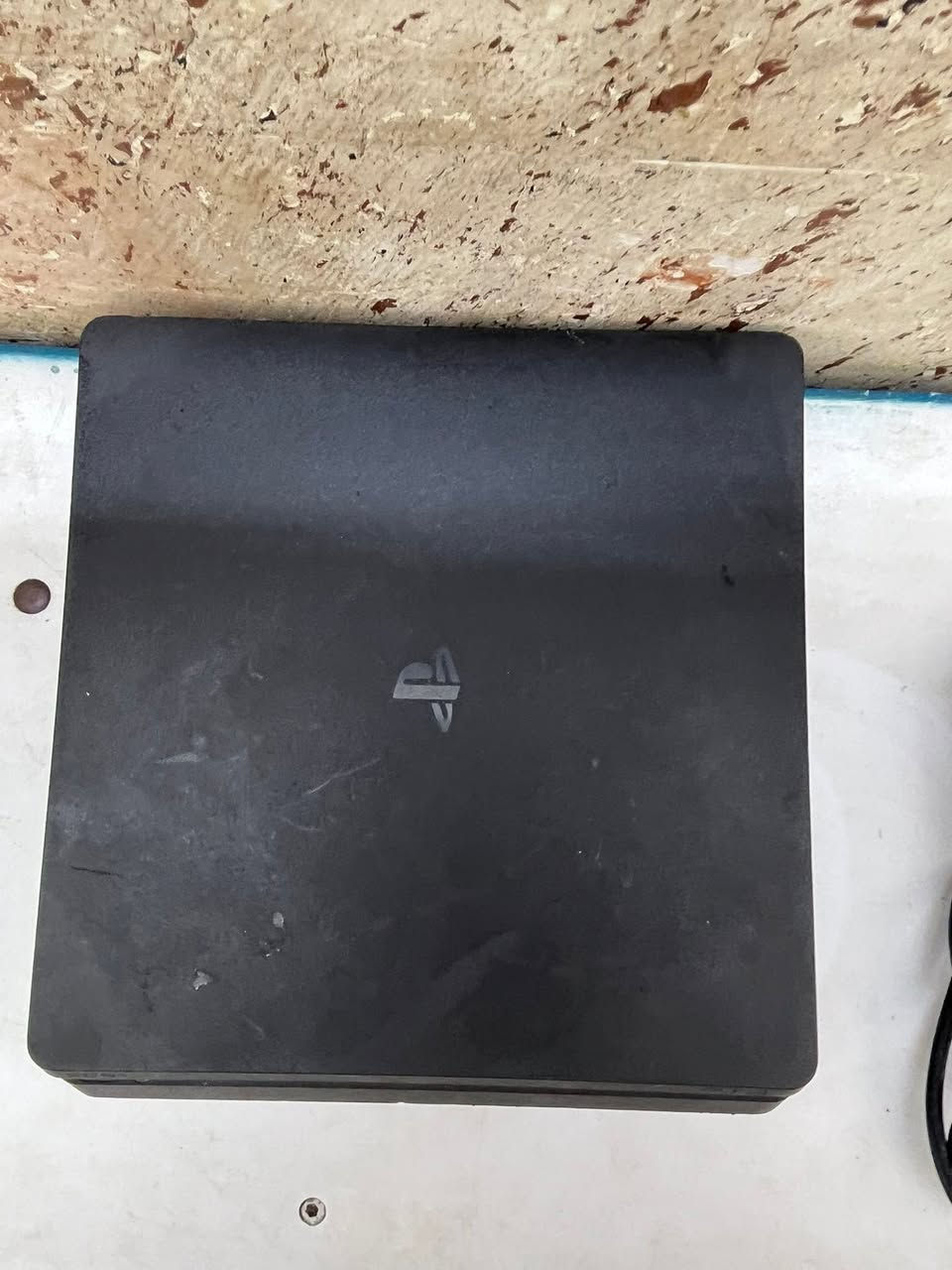 السلام عليكم بلي 4ما مفتوح نضيف مع كامل ملحقاته مع 2يدات مع تحميل العاب تكس تو +فيفا26نسخه تجربه+رزدنت ايفل2 رايده290بي مجال للطيبين تواصل***********
