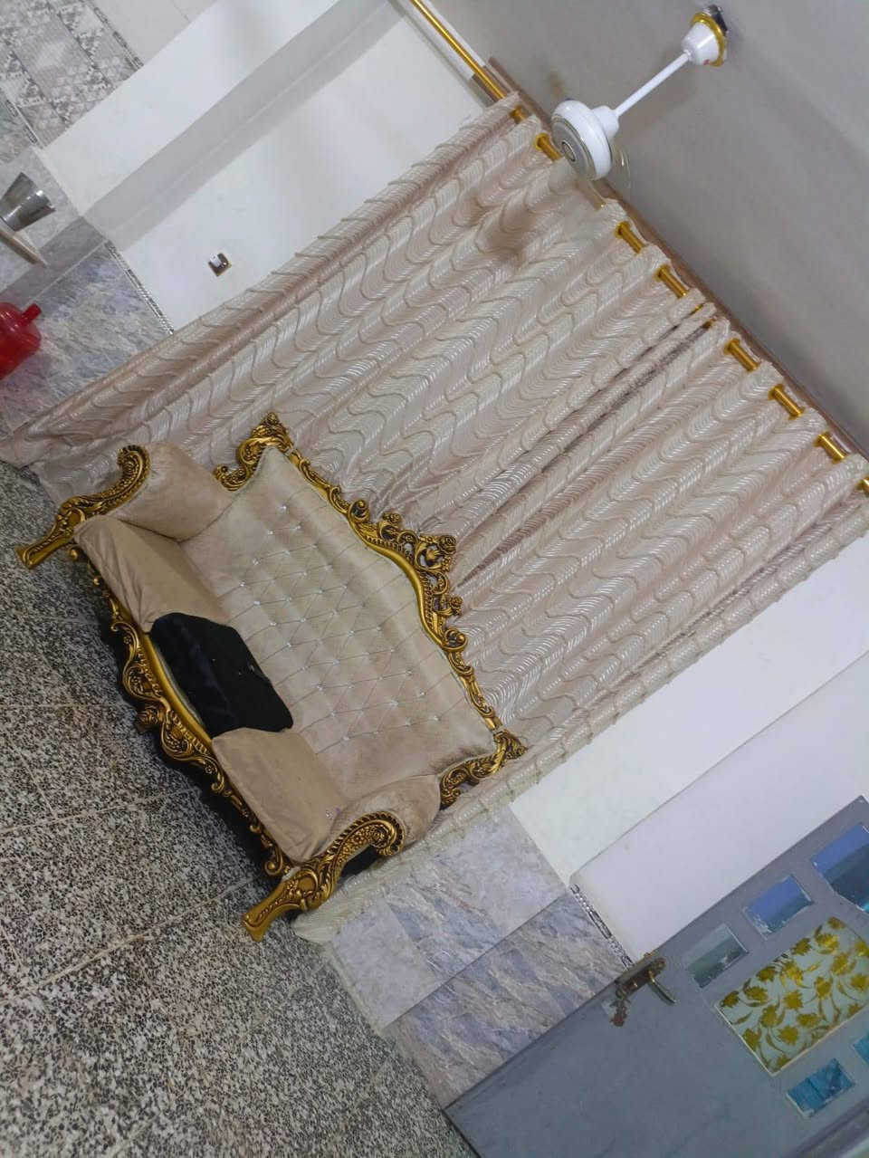 السلام عليكم بيت بمنطقة الاصلاح الزراعي شارع الجزيرة القديم  قرب مولدة نوري 
المساحة 110 متر مربع 
يحتوي على صالة واستقبال وغرفة نوم ومطبخ بارد ومطبخ حار بمساحات كبيرة وحمام عدد 3 وطرمه خارجيه جاهز للسكن 
للاستفسار والتواصل الاتصال على الرقم *********** علما ان الرقم يحتوي على واتساب 
السعر 35 مليون وبي مجال
