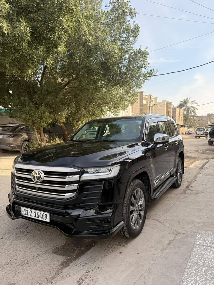 السلام عليكم 
لاند كروز 2023 
فئه VX Limited 
كفاله عامه 
فول مواصفات واحد ع واحد 
بوب شفط 
بصمه تشغيل
فتحه سقف 
كير بوكس 
تدفئه تبريد كشن 
وبعد هواي مواصفات 
السعر ٧٨٠ ورقه وبيها مجال بسيط حك الجيه فقط 
للتواصل ***********
