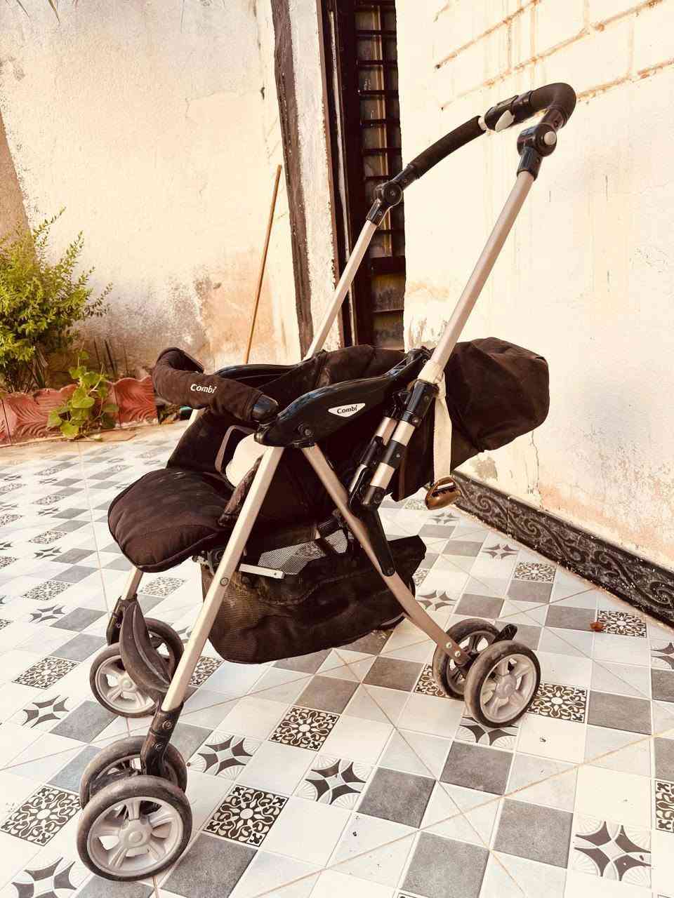 عربانه أطفال مستخدم للبيع سعر مناسب للتواصل ***********
