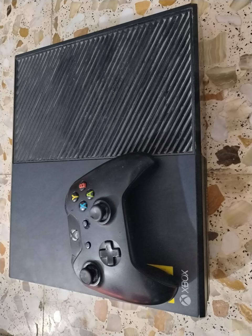 للبيع Xbox One Fat 🔥 / أكس بوكس ون فات 
جهاز نظيف جداً وشغال بدون أي مشاكل ✅
الجهاز لوك ستيكر (ما مفتوح أبد وما داخل أي تصليح) 💯
السعة: 500GB
موجود بي ألعاب موضحة بالصور 🎮
وتكدر تلعبها عند الاشتراك بـ Game Pass، وأكو ألعاب مجانية بدون اشتراك أيضاً.
الملحقات:
✅ جوستك أصلي عدد 1
✅ محولة أصلية
✅ كيبل HDMI أصلي
💰 السعر: 115 ألف دينار
📍 المكان: بابل - حي العسكري - شارع 80


**إذا كنت صاحب هذا الإعلان وتريد حذفه لأي سبب، رجاءا أرسل رسالة إلى الدعم الفني**