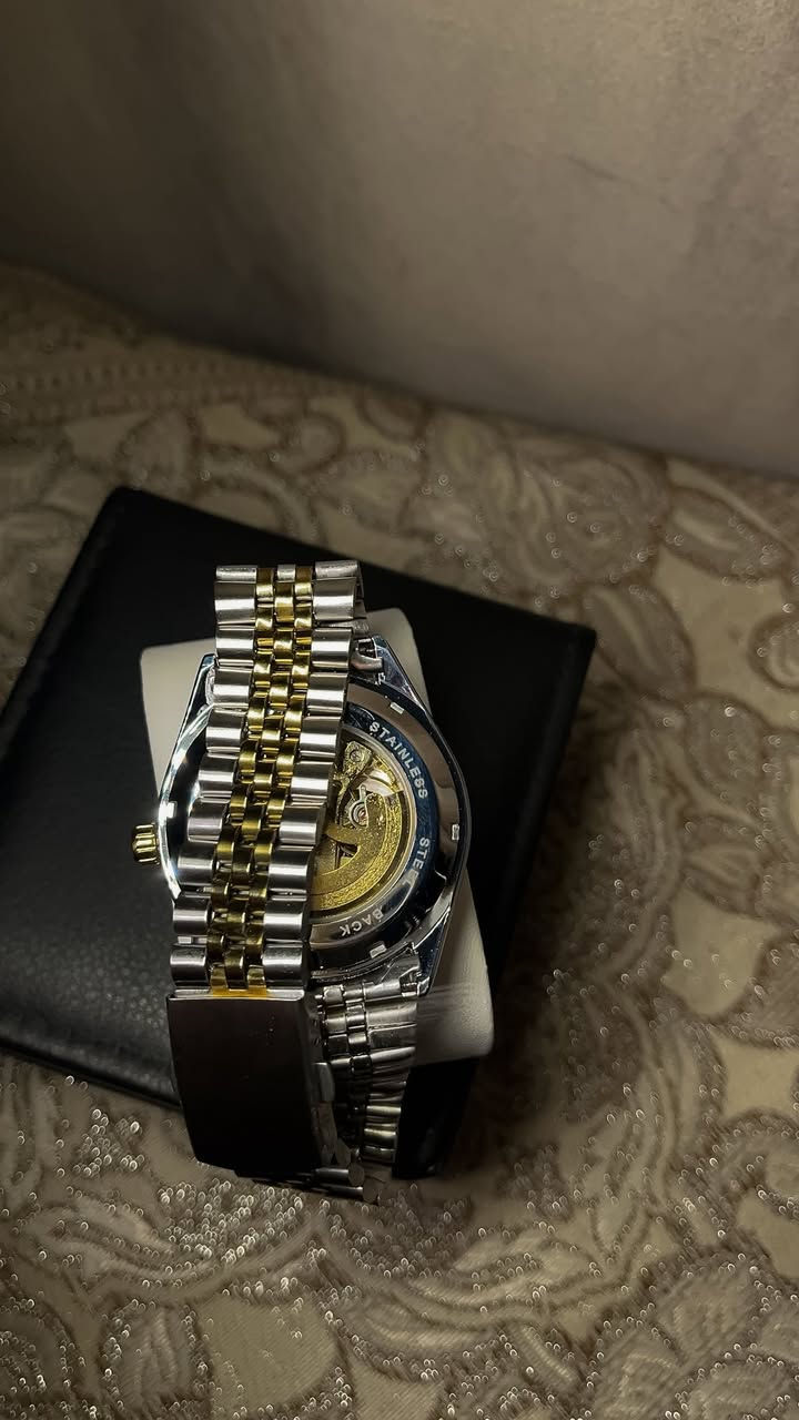 (ساعة رولكس Open Heart) ⚜️
(سوبر ماستر أوتوماتيك) 🔔

• الحركة الأوتوماتيكية: تعمل الساعة بالكامل عبر حركة معصم اليد، مما يعني أنها لا تحتاج إلى بطارية، مما يضمن لك استمرارية وأداءً عالي الجودة.

مزاد اعلى سعر ابيع 

متواجد فيس +واتساب

***********
