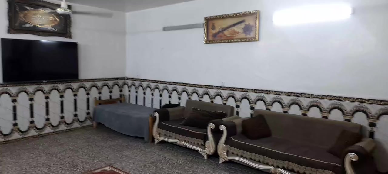 السلام عليكم بيت للبيع مجمع فدك فرع حيدر ابو المولده المساحه ٢٠٠ مشمول بل تمليك خطين كهرباء السعر ٨٠ مليون وبيه مجال للاستفسار واتساب ***********
