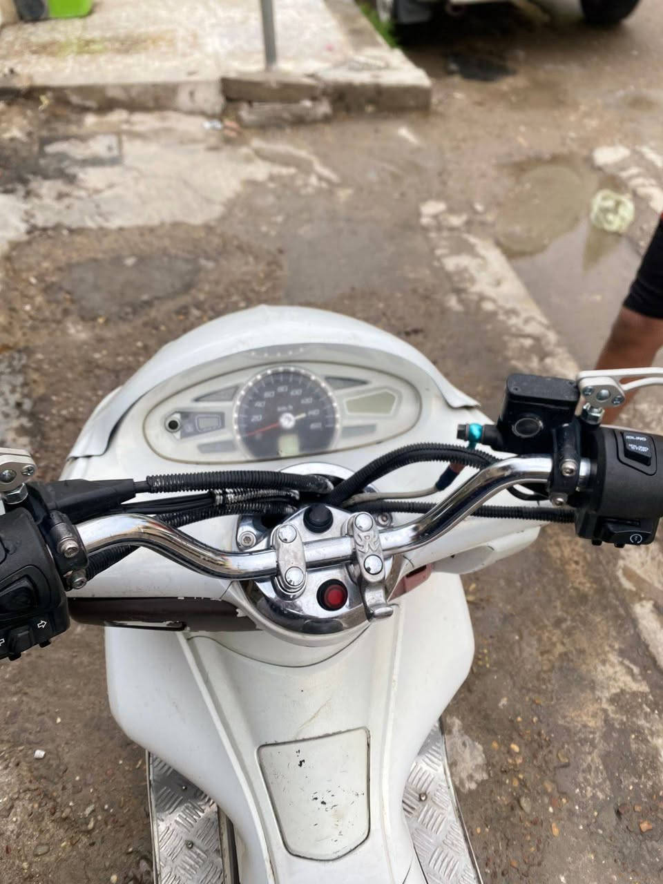 السلام عليكم دراجه بي سي اكس الجيل الأول  150 الدراجه محركها خير من الله شلته و معدل كهربائيات كلها شغاله نكره سلف بيها تزويد ويلكب فج و صينيه و تطواله و قطره دهن و شيال وبعد بيها دبلات وهواي شغلات الدراجه خير من الله السعر 1500 وبيها مجال المكان الغزاليه شارع المركز الرقم ***********
