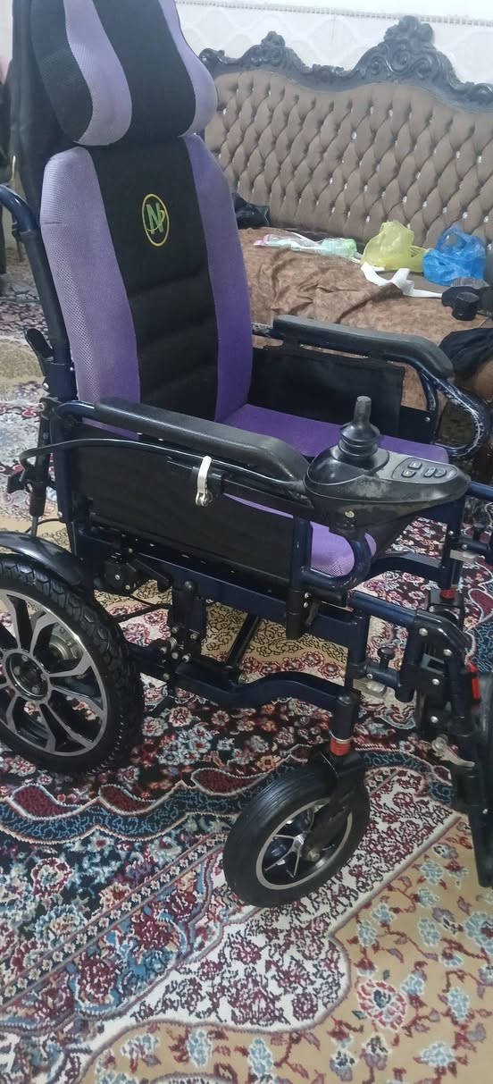 كرسي كهربائي للبيع جديد مستعمل قليل جدا جدا خاص لشلل الرباعي يعمل خمسة حركات يتحول إلى سرير سعره ٥٠٠الف الشراي يتصل بغداد سعره ٥٠٠الف حجم كبير ٥٦ ***********
