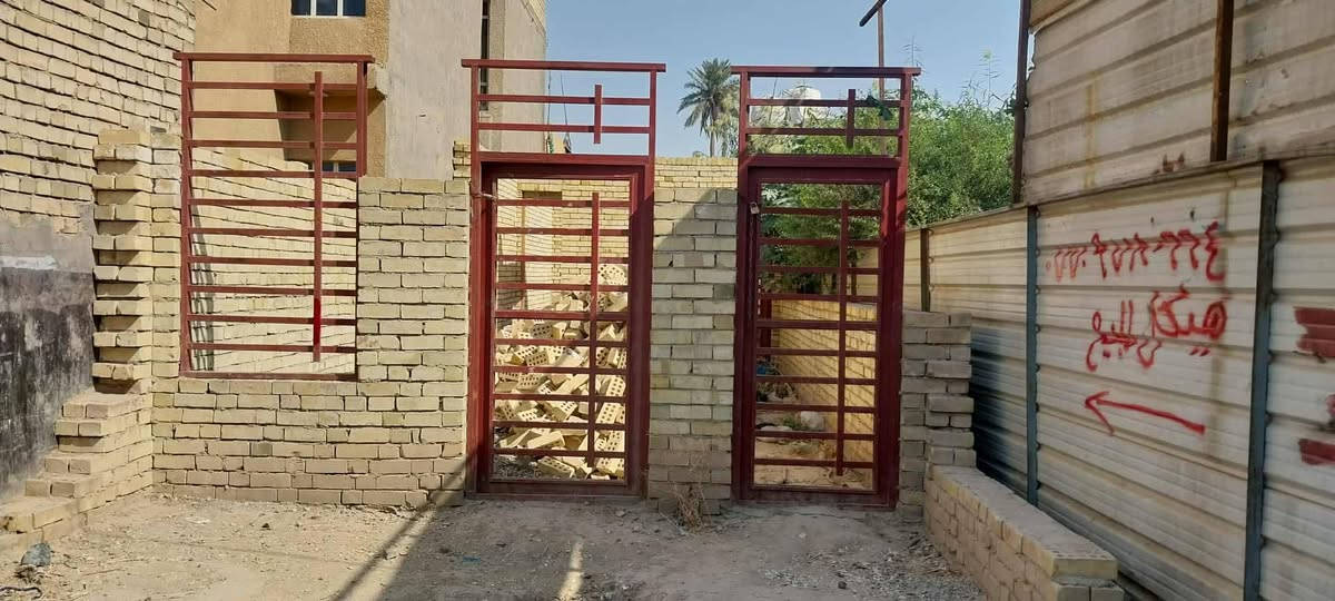 بيت هيكل زراعي 100متر سند 25 أبواب وشبابيك كامله حديد ثقيل جنل المنطقه بيه مجاري دور الشرطه قرب بيت ابو محمد المصري ***********
