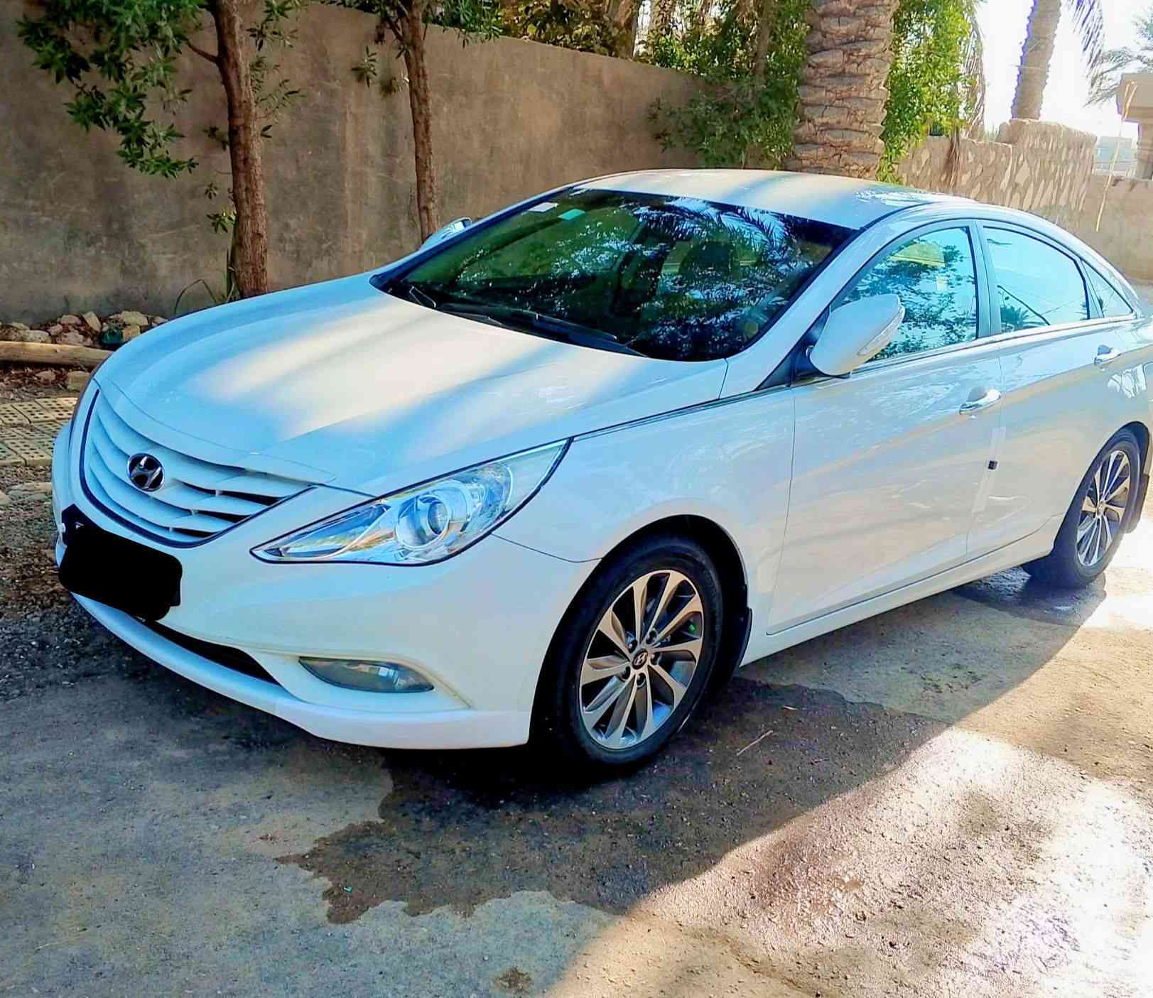 للبيع سوناتا 2012 خليجي مكفوله كفاله عامه 
رقم بغداد الجديد بسمي سنويه مجدده لل 2030 
محرك 2400 دوش مامفتوح 
فول مواصفات عدا البونراما 
مواصفات 
شاشه كامره تحكم جهتين اشاير بالمري مري شفط تبريد قطعتين داخل بيجي السياره جديده مكينه كير حداديه جدد تخم تاير جديد تبريد ثلج السعر 133 وبيه مجال 
للاتصال 
***********
***********
المكان بابل الحله
