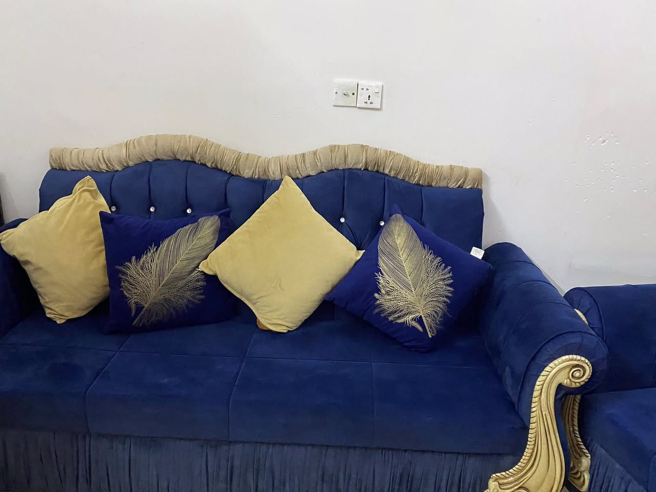 تخم عشر مقاعد للبيع *********** صار شهرين من سويته ب ٦٠٠ للبيع ٥٥٠ وبي مجال وياه كوشات وطبله وسطيه شغل عراقي تازة مكاني الصالحية
