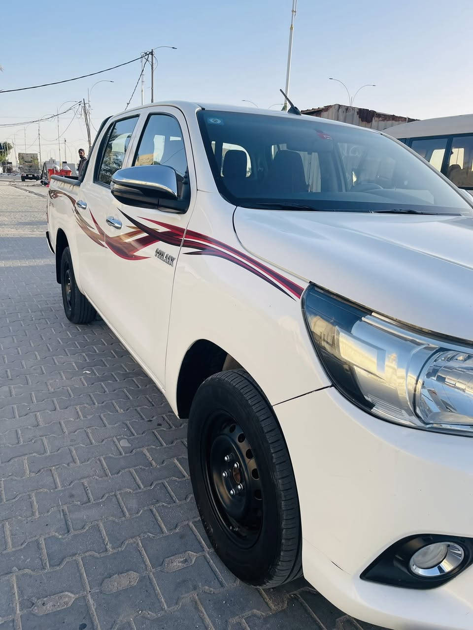 السلام عليكم هايلوكس 2022 اماراتي رقم مثنى 
السيارة بيها فقط البنيد بدون عابر لا لغد ولا بدنة ولا شاصي ضربة سطحية بطرف البنيد في الامارات 
نص فول شاشة كامرة 
داخل اسود تبريد قطعة وحدة 
حساس خلفي 
تحكم ستيرن 
بلاجكتورات 
ماشية 135 الف 
بسمي 
السعر 235 وبيها مجال 
***********
