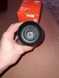 عدسه سوني 50mm فتحه 1.8 جديده فقط مفتوحه من الكارتونه سعرها 250 وبيها ...