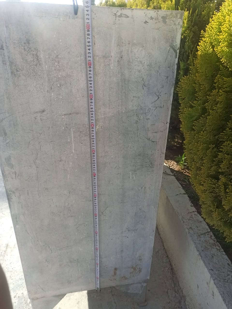 سڵاو بەڕێزان تانکی نەوت  زۆر بێعەیب پلێتی کۆنی کەرەوزی  درێژی=١٢٥سم ، بەرزی بەبێ قاچەکان =۱۲٥سم بەقاچەکانەوە ۱٤٦، پانی =٦٢سم  . بۆیاخی سپی راوە دەرەوەی بەس بۆ جوانی  هیچ ژەنگی نیە دەرەوەی ناوەکەشی تەنها بەشی ژێرەوەی تەنکە ژەنگێکی هەیە وەک لەوێنەکەدا دیارە .
***********
