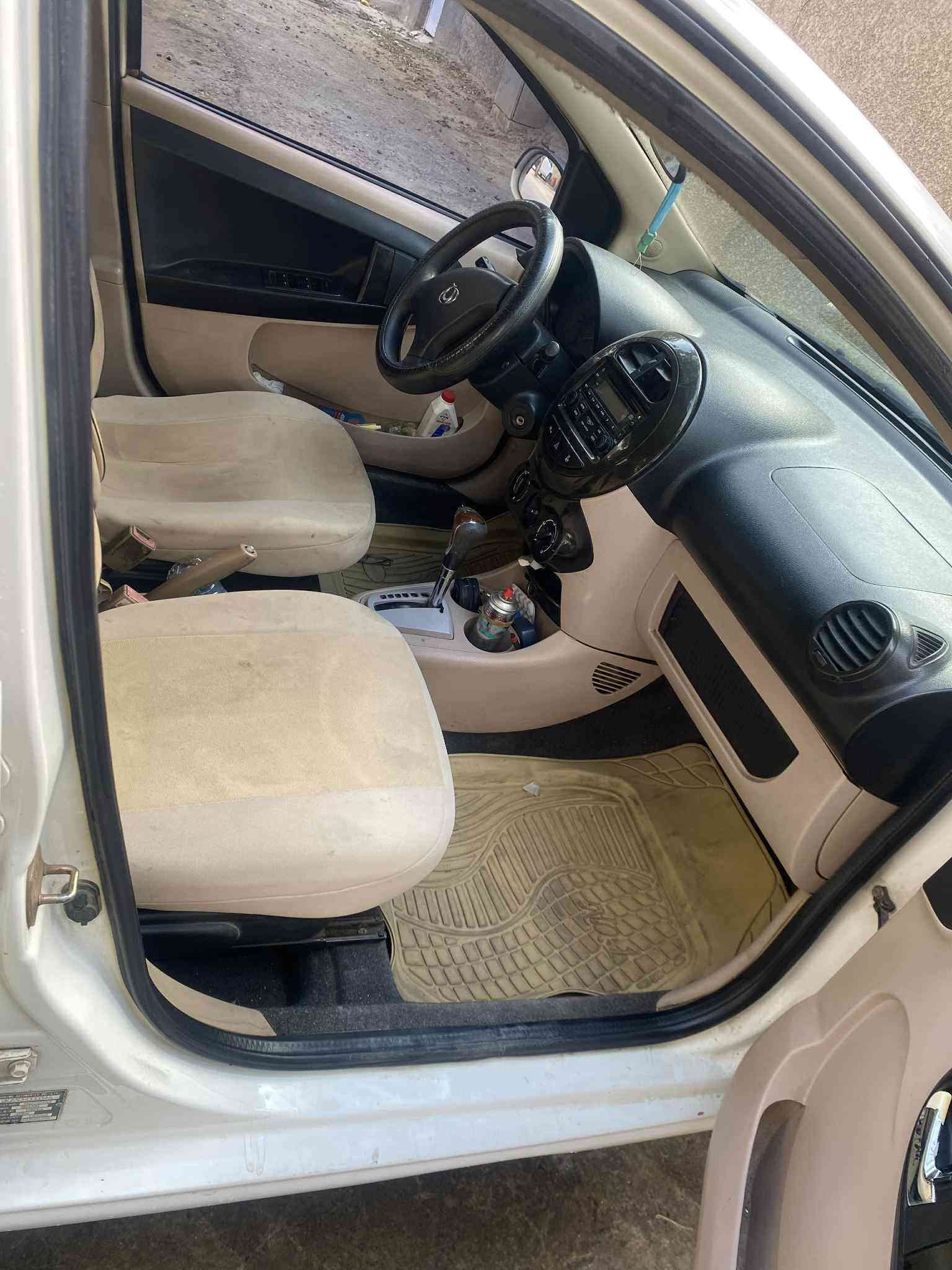 السلام عليكم 
باندة موديل 2012 للبيع 
بيهة باب السياق مبدل فقط 
رقم جديد انكليزي 
السعر ٤٨ورقة وبيهة مجال
العنوان بغداد  

***********
