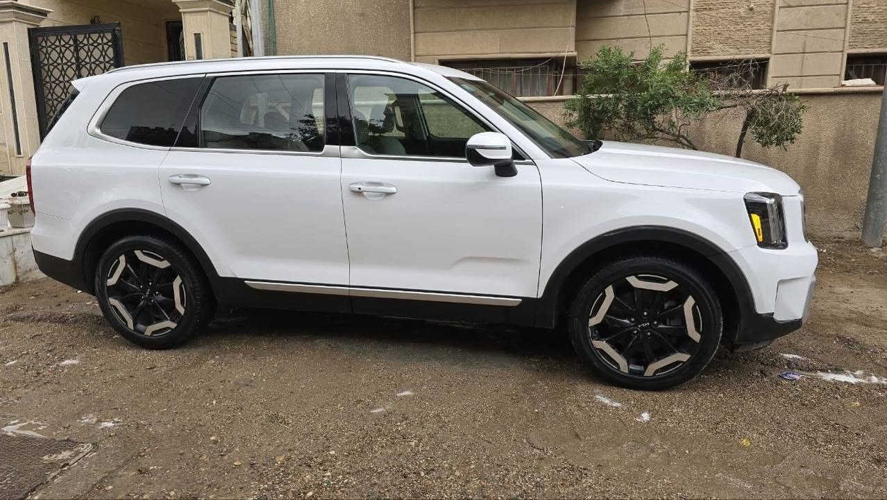 KIA Tolride.   (كيا تولرايد)
2023 
عداد:  59.000 (KM) 
وارد امريكي 
محرك: 6 سلندر              3800

مواصفات:  
كامره خلفيه
 حساسات اماميه وخلفيه 
وضعيات قياده ( SPORT. ECO. SNOW. SMART. Normal) 
تحديد مسار 
توقف ذاتي 
AUTO HOLD 
شاشه متصله  
تشغيل عن بعد 
مقاعد خلفيه منفصله (VIP) 
AWD (دفع رباعي مستمر) 
ضرر:
كما موضح في السونار 

السعر:    ( 269)      وبي مجال بسيط 
مكان السياره: بغداد الرصافه 
للتصال: ***********  

للبيع او مراوس سورنتو 2021-2022-2023
