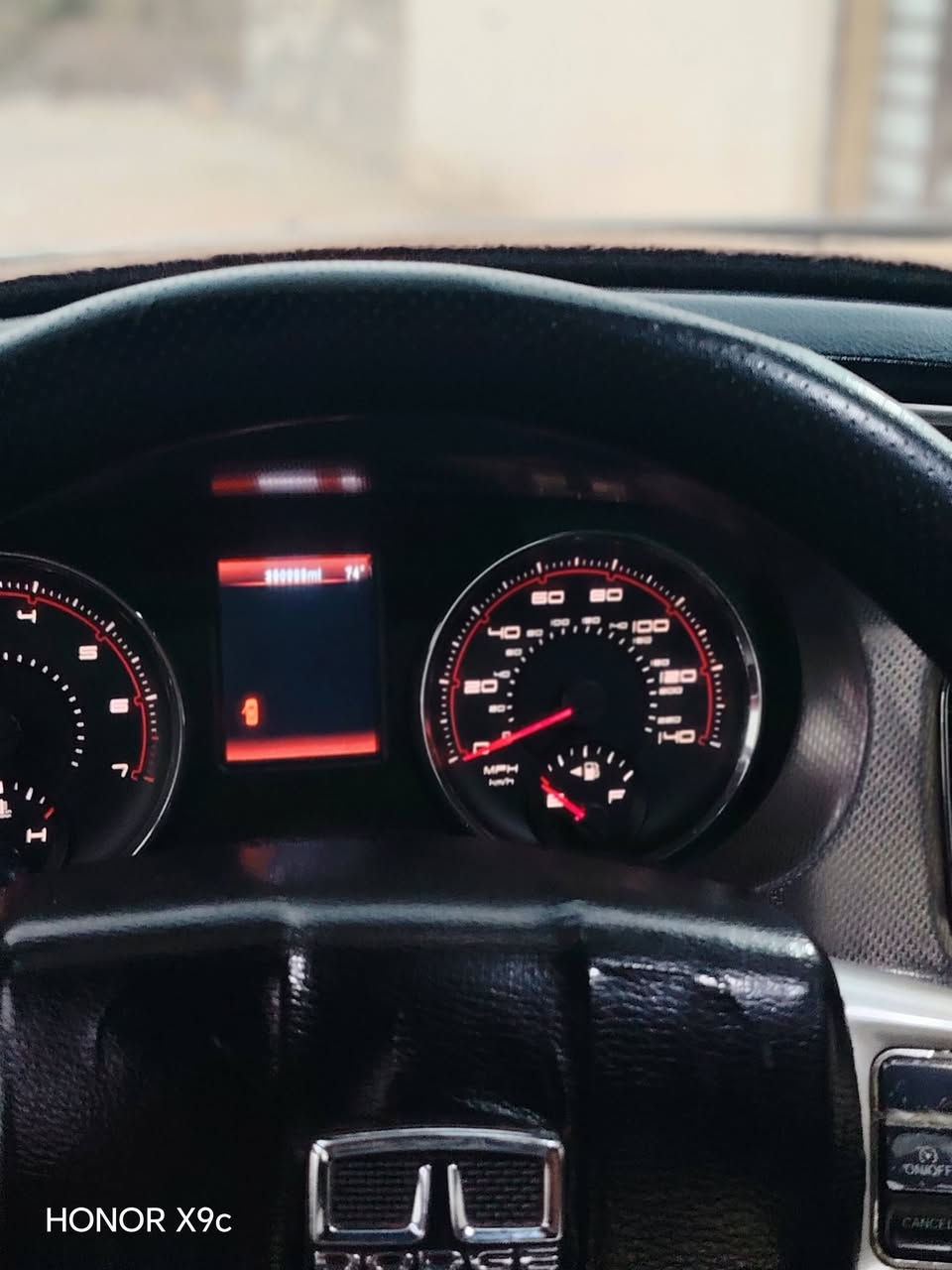 سلام عليكم للبيع جارجر 2013 وارد امريكي رقم ذي قار الدولي مكان السياره الناصريه اسعر 138 اي***********
