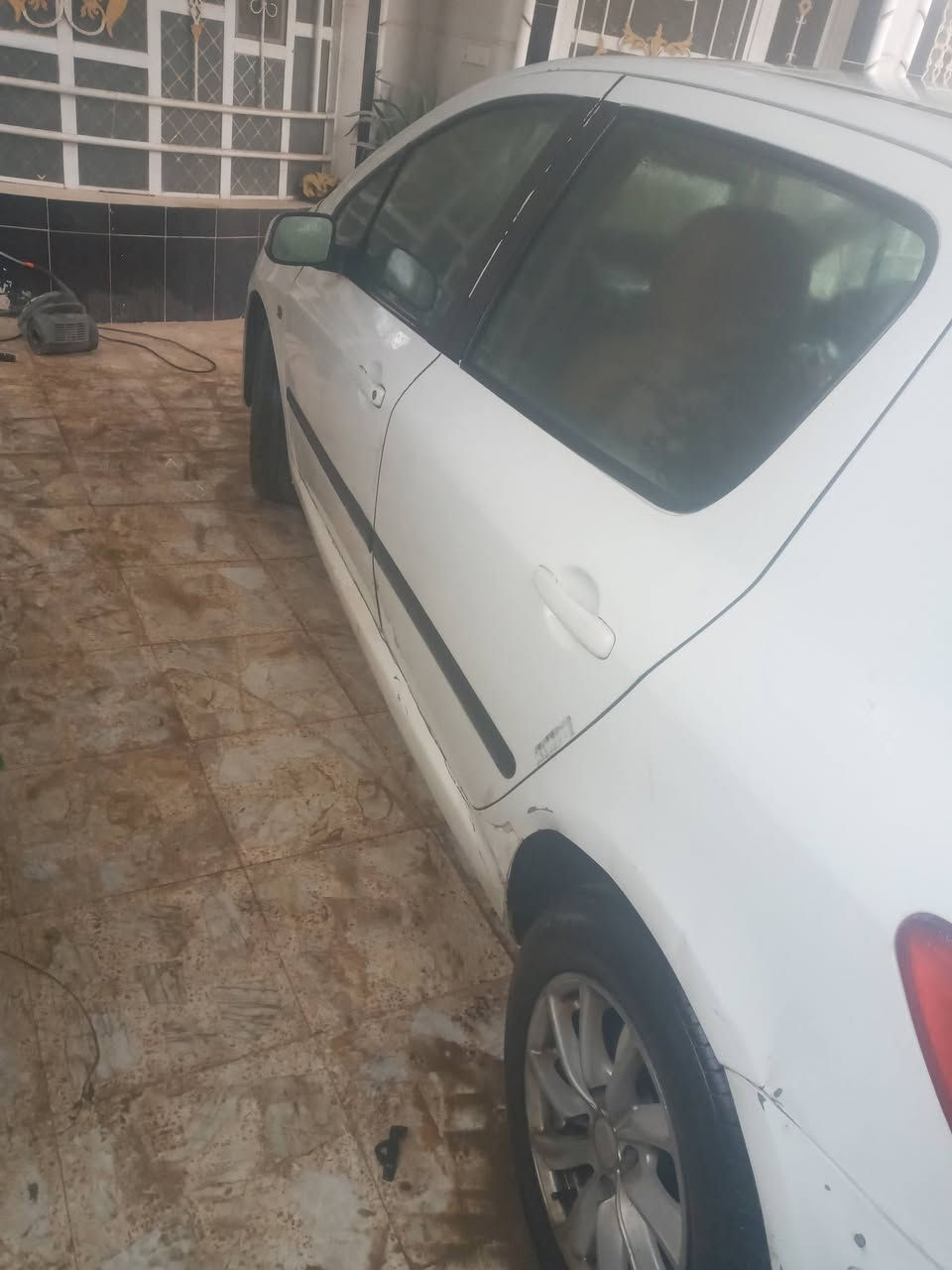 ٢٠٠٦ محدث ٢٢٠٠ عله انور الدلفي مكفوله من صبغ عدا جاملغ أمامي نفطر وبدلته لان فايبر كلاس سيار كامله تنكر  وتطلع ترايك للشمال تطلع لان عله ايدي وبجهود اخويه انور الدلفي الله يوفقه 
 تخم تاير جديد مع سبير جديد 
تدفه تبريد 
شاشه كبيره كامره خلفيه 
باتري جديد 
ادامه كامله 
صدر نضيف 
كشنات نضيفه  مغلفات تلبسيه
راديتر جبيره حماوه انسه بنكه عاصفه 
٧ ريش 
السياره باسمي تحويل ثاني يوم شرط تحويل 
السعر ٦٣ 
عنوان قرب بوابه بغداد الحسينيه الراشديه 
الاتصال ***********
