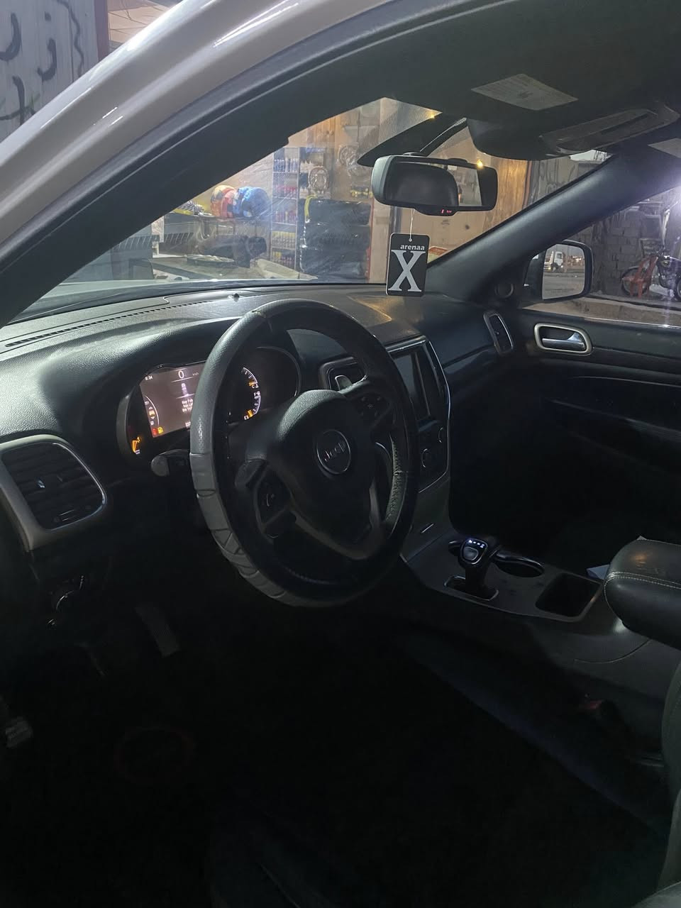 سلام عليكم جيب خليجي موديل 2014 فول مواصفات 6 سلندر رقم بغداد بدون حادث صبغ جاملغين وبنيد فقط بدون حادث ولا اي دواخل للاستفسار ***********
