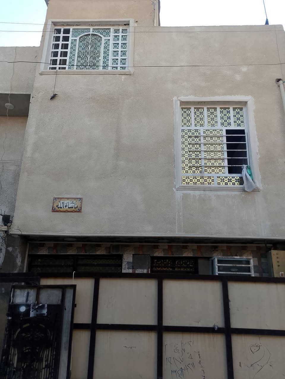 سلام عليكم بيت زراعي سند ٢٥ مساحه 60متر واجهيه 6 نزاله 10بيت بناء حديث يحتوي على مدخلين مدخل على الصاله و مدخل على الاستقبال بيت بي ,( استقبال + صاله كبيره + مطبخ +  حمام داخلي + غرفتين نوم في الطابق الثاني + بيتونه وسطح البيت سيراميك نظيف جدآ الموقع الزعفرانية سده قرب اسواق الورده قبل نزله شارع المعهد الاتصال *********** مع فائق الشكر والتقدير ،،،،
