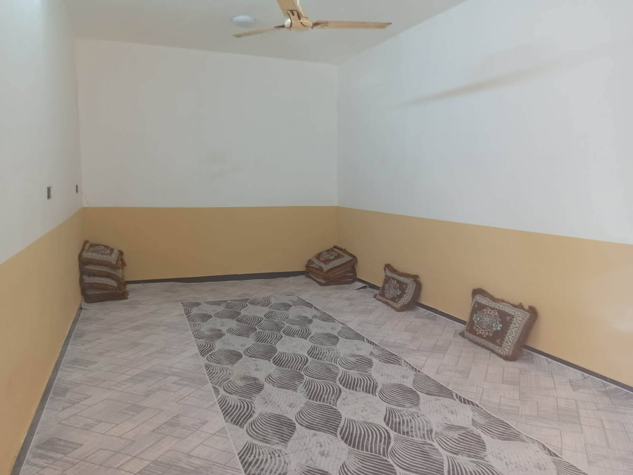 السلام عليكم
دار للبيع طابو صرف مساحه 200م  🏠
حي العسكري الثالث قرب مدرسه الجنائن المعلقه
يحتوي على غرف نوم 2  وصاله واستقبال ومطبخ وصحيات
بناء وسط👉 خدمات كامله
للاستفسار📞 اكثر
مراجعه مكتب الفراتي للعقار قرب جامع زين العابدين📞
***********  اتصال
***********  واتساب
