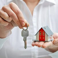 اعلان 93 أيجار  شقة طابق ارضي  غرفتين نوم خدمات  مطبخ  صالة  بناء حديث...