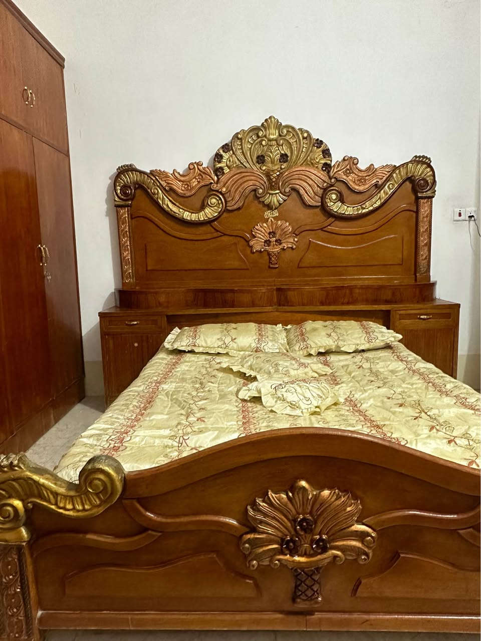السلام عليكم غرفه صاج سوري نجاره عراقيه درجه أولى نضافه فول اخو الجديد كنتور ٦ بوب كبير سعر 600 عنوان ديالى بلدروز *********** بلاد رز, ديالى
