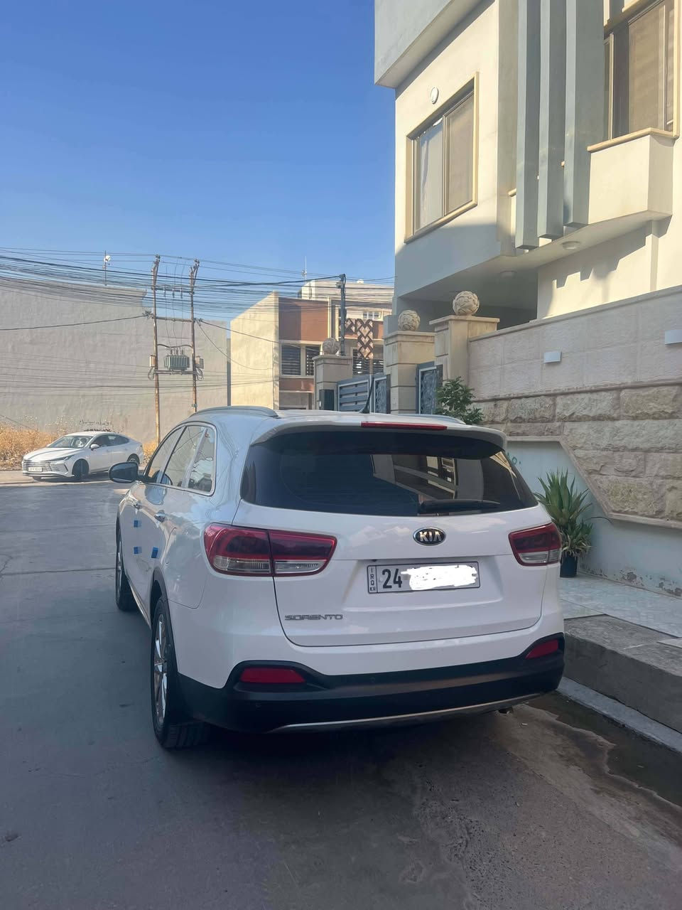 كيا سورينتو 2017 للبيع (مواصفات خليجية EX)
النوع والموديل: كيا سورينتو 2017 (Kia Sorento)
المواصفات الإقليمية: خليجي (GCC Specs) - فئة EX
المحرك: 4 سلندر / سعة 2.4 لتر / بنزين
ناقل الحركة: أوتوماتيك
المسافة المقطوعة (الممشى): 185,000 كم
اللوحة والجهة: خصوصي دهوك (Duhok, Private)
الموقع: الموصل
الحالة والضرر: مكفولة، تيتل فحص نظيف (Clean Title)، بدون صبغ أو حوادث، بحالة المستخدم الممتازة (Used).
التفاصيل: محرك مبدل جديد و يوجد بارد في مقدمة البونيد وملاحظات بسيطه كما موضحة في الصور

✨ المواصفات والكماليات بالكامل:
المقاعد والداخلية: 7 مقاعد (3 صفوف كراسي - Third Row Seats) / فرش مخمل (Fabric) / كراسي كهرباء (Electric Seats).
التكنولوجيا والترفيه: شاشة رقمية (Screen) / كاميرا خلفية (Rear Camera) / نظام بصمة ذكي لتشغيل ودخول السيارة (Keyless Entry).
الراحة والقيادة: جنطة كهرباء (Electric Tailgate) / مثبت سرعة (Cruise Control) / جامات كهرباء (Power Windows) / مرايا جانبية كهربائية (Electric Side Mirrors).
الأمان والسلامة: 6 إيرباجات (6 Airbags) / نظام فرامل مانع للانغلاق (ABS) / نظام التحكم في الجر والثبات (Traction Control).
الإضاءة والاضافات: لايتات زينون (Xenon Headlights) / كشافات ضباب (Fog Lamp) / بردة شمس خلفية (Rear Sun Shade).
💵 السعر والتواصل:
السعر المطلوب: 18,100$ (شدة و 81 ورقة) [قابل للتفاوض البسيط للجادين].
للتواصل والاستفسار: الاتصال مباشرة على الرقم:  ***********

