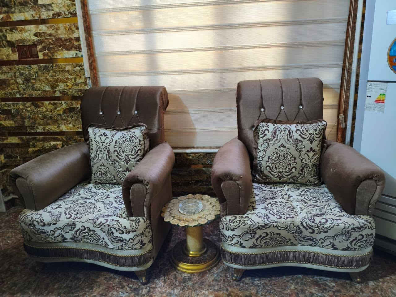 للبيع
تخم قنفات ملكي (كلاسيك) مستعمل بحالة ممتازة للبيع.

المواصفات:

طقم كامل يتكون من:

2 قنفة كبيرة (ثلاثية).

4 كراسي فردية (مفردة).

1 منضدة وسطية فخمة (تيبل).

طقم ميز جانبي صغير.

10 كوشة (وسادة) منقوشة بأحجام مختلفة.

التصميم: كلاسيكي ملكي بلمسات عصرية.

الألوان: بني غامق وذهبي مع نقوش فاخرة.

الخامة: قماش قطيفة عالي الجودة مع هيكل خشبي متين مطلي باللون الذهبي.

الحالة: مستعمل نظيف جداً وبحالة ممتازة، لا يوجد أي عيوب أو أضرار ظاهرية.

السعر: قابل للتفاوض.

الموقع: الديوانية حي الفرات 

للتواصل والاستفسار: [***********]
