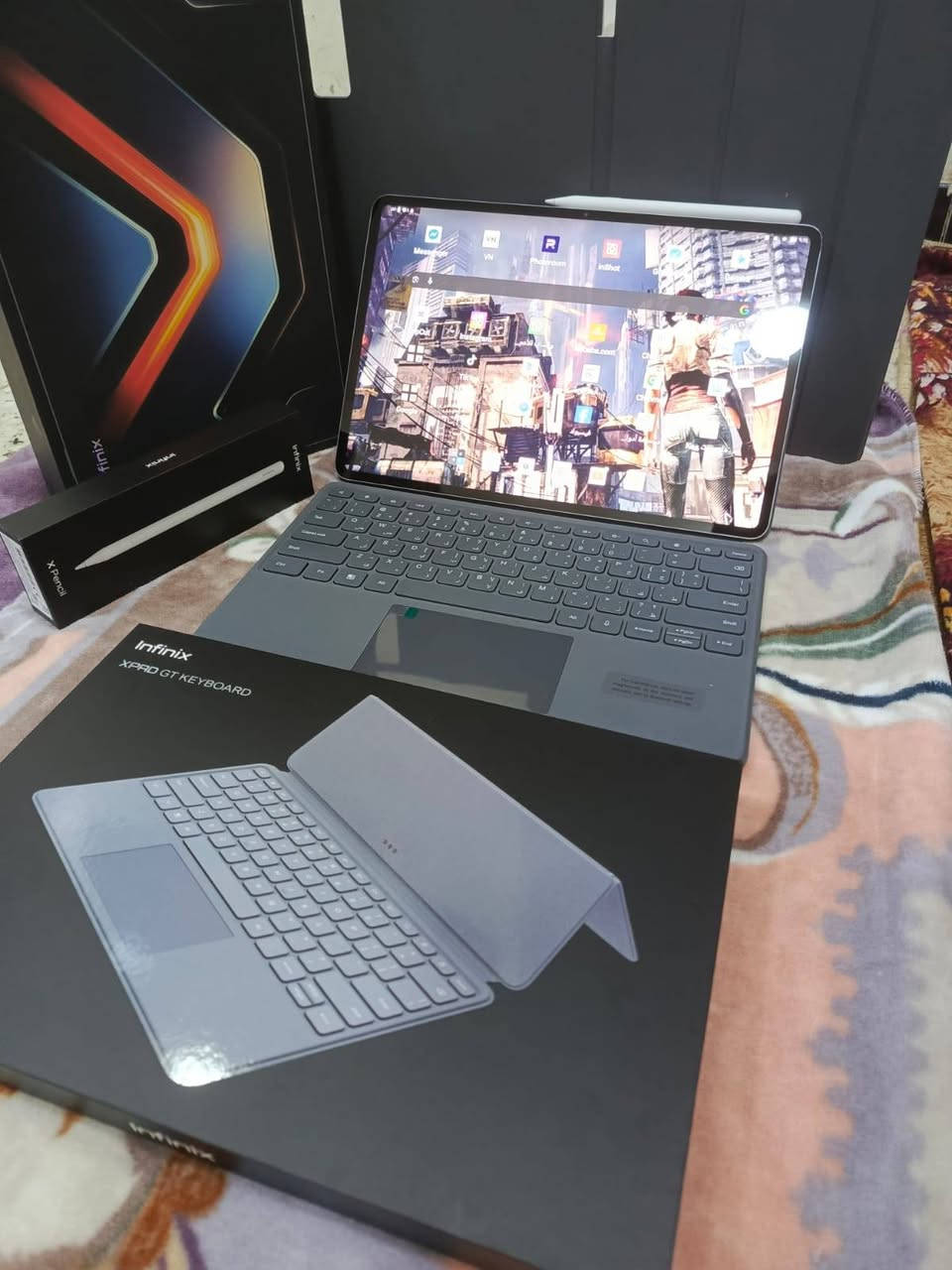 انفنكس اكس باد جي تي للبيع 
Infinix XPAD GT 
جهاز متكامل مع كامل ملحقاته الإنتاجية الأصلية (تم شراء القلم والكيبورد بشكل منفصل لتوفير تجربة لابتوب وتابلت كاملة)
🔍 المواصفات الخارقة للجهاز:
الشاشة: عملاقة بحجم 13 بوصة بدقة فائقة 2.8K وبمعدل تحديث 144Hz (سلاسة خرافية بالألعاب وتصفح المحتوى).
المعالج: التنين القوي Qualcomm Snapdragon 888 (أداء مستقر وقوي جداً مع أقوى الألعاب والبرامج الثقيلة).
الذاكرة والتخزين: 256GB ذاكرة داخلية مع 8GB رام.
البطارية: ضخمة جداً بسعة 10,000mAh تدعم الشحن السريع 33W.
النظام الصوتي: 8 سماعات محيطية (8 Speakers) مع نظام صوتي ثلاثي الأبعاد 3D.
التصميم: جسم معدني كامل (All-Metal Body) فخم ونحيف جداً (6.5 ملم فقط).
النظام: أندرويد 14 الأصلي، مع ميزات الذكاء الاصطناعي Infinix AI.
🎁 الملحقات الإضافية المتوفرة مع العرض (تم توفيرها منفصلة):
Infinix XPAD GT KEYBOARD: كيبورد أصلي مغناطيسي يحول التابلت إلى لابتوب متكامل للدراسة، العمل، والكتابة السريعة.
Infinix X Pencil: القلم الذكي الأصلي للرسم، التصميم، وتدوين الملاحظات بدقة عالية وسلاسة.
Vegan Leather Case: كفر جلدي فاخر وأنيق لحماية الجهاز يأتي داخل علبة الجهاز.
سعر 560,000 دينار عراقي 

الموقع: بغداد.
📞 للتواصل والاستفسار: واتساب 
***********
