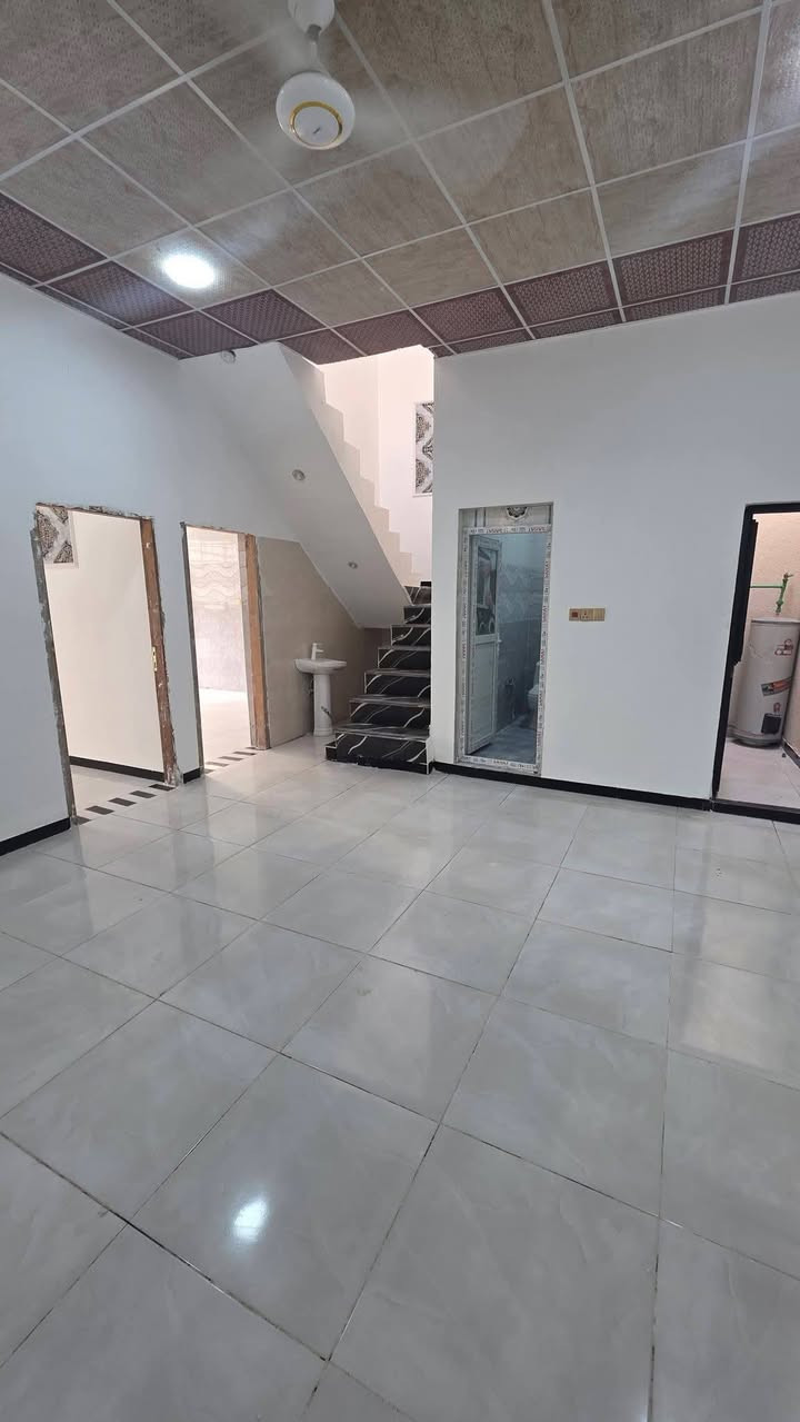 ☎️ *********** ☎️
السلام عليكم واسعد الله اوقاتكم

يتوفر بيت للبيع  
#طابو ملك صرف زراعي عراقي وكاله ونسخه من الطابو  ولملاك موجود حي يرزق

مساحة البناء 160 م
 
 بيت الركن 
يحتوي البيت على 
غرف نوم عدد 2
ديوان 
مطبخ 
صاله 
صحيات داخلي وخارجي
كراج سياره
وحديقه مرتبه 
#البناءجديد 2026 درجه اولى وجاهز من كلشي  منطقه هدوئ ومتوفر بيها جميع  
 الخدمات ماء كهرباء مدارس قريبه 
البيت فارق وجاهز للسكن 
البيت يقع على شارع 10م  اناره الشارع كله

#العنوان : بصره ام النعاج 
مقابيل حي بغداد 
( السعر 90 وبي مجال )

هاتف ☎️ *********** ☎️
