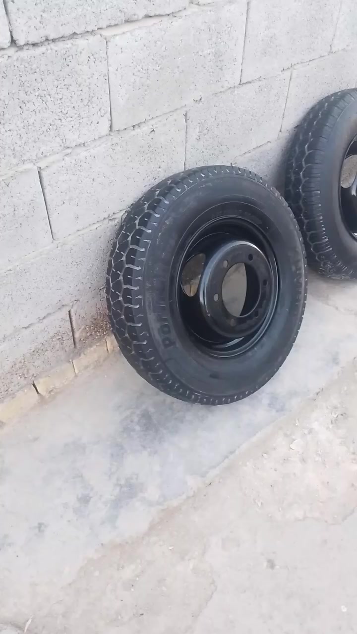 السلام عليكم تواير للبيع الحجم ١٣ العدد خمسة التايرات كوري نضيفات يرهم للفحل وللنثية السعر ميتين وخمسة وعشرين وبيهن مجال للشراي اتصل وبيك خير وتدلل ***********
