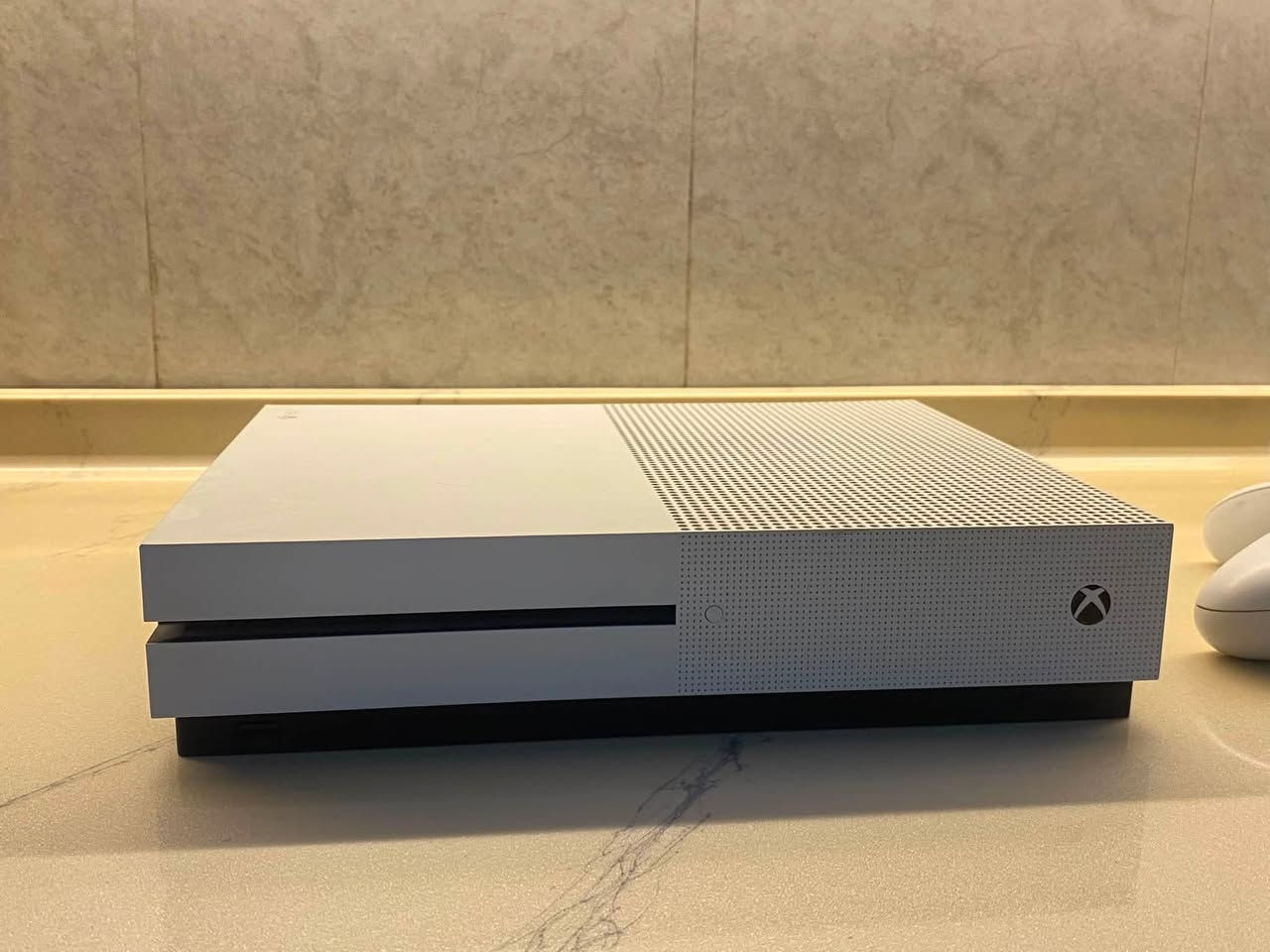 سلام عليكم من رخصة الادمن 
XBOX ONE للبيع
الجهاز نضيف متروك صارلو فتره بس يعوزك اخير تحديث ما محدثو و كيم باس يدات ثنين عل بلوتوث لتواصل 
 ***********
الموقع : الموصل الجانب الايمن
السعر:185
