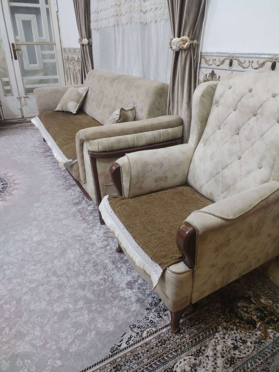 تخم ١٠ مقاعد نظيف جدا مع مفرش او كوشات٤٠٠الف تصل عل رقم ***********
