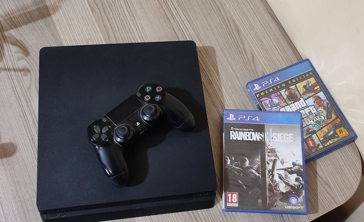 السلام عليكم 
بلي فور سلم واحد تيرا نظيف اخو الجديد لا مفتوح ولا مصلح ويا جويستك مالته الاصلي وثلاث لعبات GTA 5 و Rainbow Six siege وبيس 17 السعر 200 ألف وبي مجال للشراي عنواني ديوانية حي الفرات للتواصل -واتساب- *********** ديوانية, القادسية
