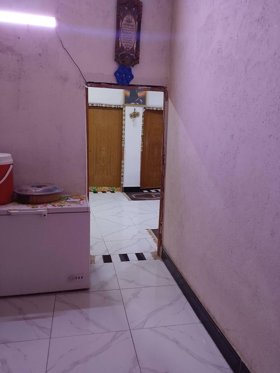 بيت تجاوز مشمول بتطويب بي وصل بنأء جديد وملبوخ ومرتب مكانه كلش حلو بحي الحكيم بصف شارع ابو لبنان يحتوي علئ غرفتين وصاله كبيره وديوانيه ومطبخ وصحيات سعر (22) بي مجال ***********
