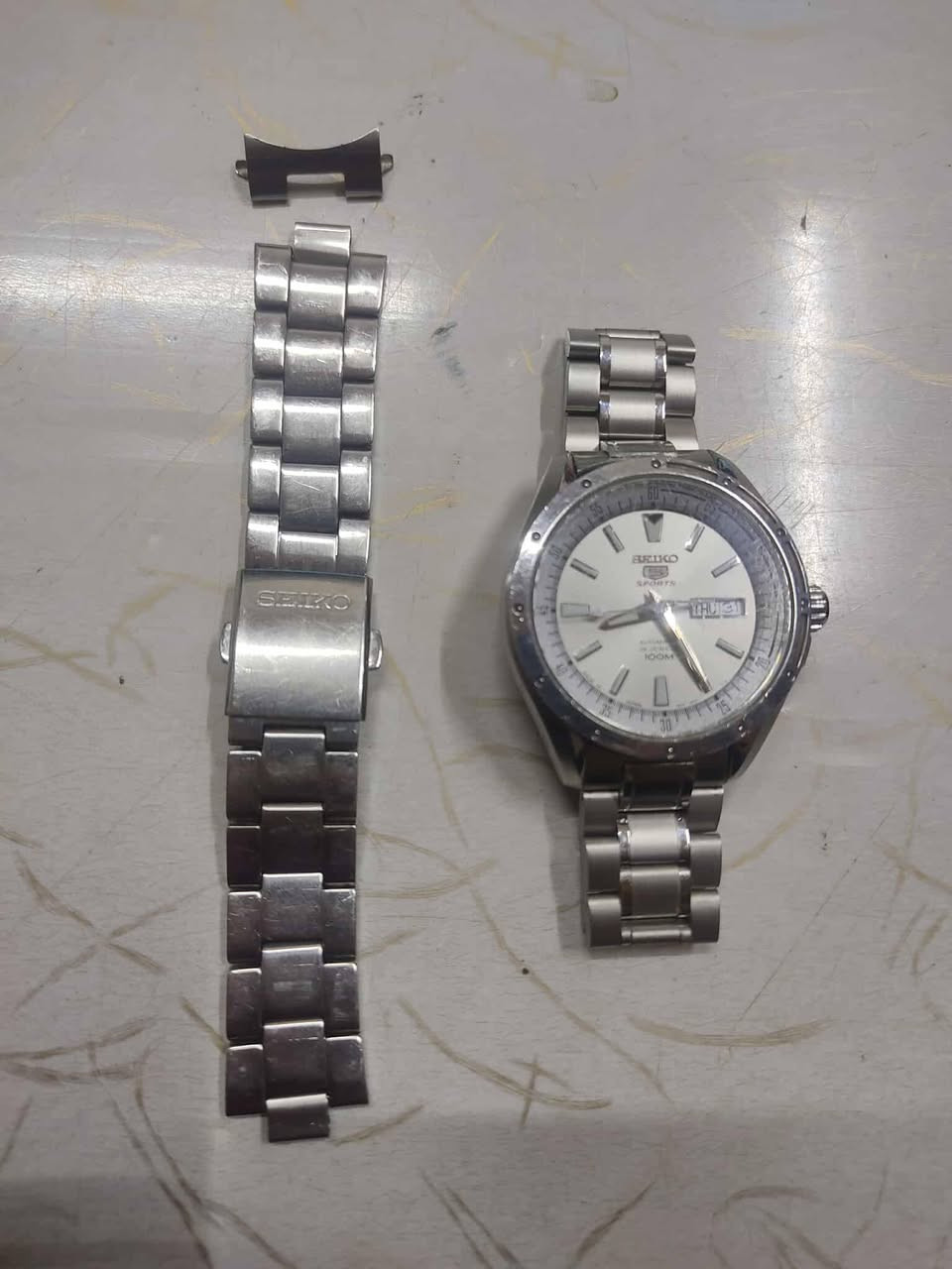 ⌚سايكو ((SEIKO 🇯🇵))⌚  
                                                                                                                                                                                                                                                                                                                
🇯🇵 أوتوماتك 24 حجر- ياباني أصلي 🇯🇵                          
✅ مستعملة ( نظافة 80% ) ✅

🔴✅ مبدل سير انيق وضابط مع شكل الساعة ( سيرها الاصلي ناقص قطعة مثل ما موضح بالصور ) ✅🔴

✅ بدون علبة فقط الساعة ✅

🟠🟠 السعر 120 الف والتوصيل مجاني 🟠🟠 
                               
💎 موديل أنيق ومتين جداً
💎 ماكنة أوتوماتك يابانية ⬅️ SEIKO TIME CORP 
💎 الكيس من الستينلس ستيل 13mm
💎 ظهر كشف شفاف
💎 بزل ثابت 
💎 القطر 41mm ( مع الكوك 45mm )
💎 👌 
💎 عرض لليوم عند الرقم 3️⃣ والتأريخ عند الرقم 3️⃣
💎 مقاومة للماء 100 متر
💎 زجاج زفير مقاوم للخدش
♦️Case material: Stainless   Steel 13mm
♦️Movement:  SEIKO TIME CORP
♦️Water resistant: 100    meters
♦️Case diameter: 41mm
♦️Band Material:  stainless steel 20mm

🚕🚕 التوصيل مجاناً لبغداد وكافة محافظات العراق 🚕🚕

                ☎️ *********** ☎️
   🔰 للحجز والإستفسار مراسلة الصفحة 🔰
