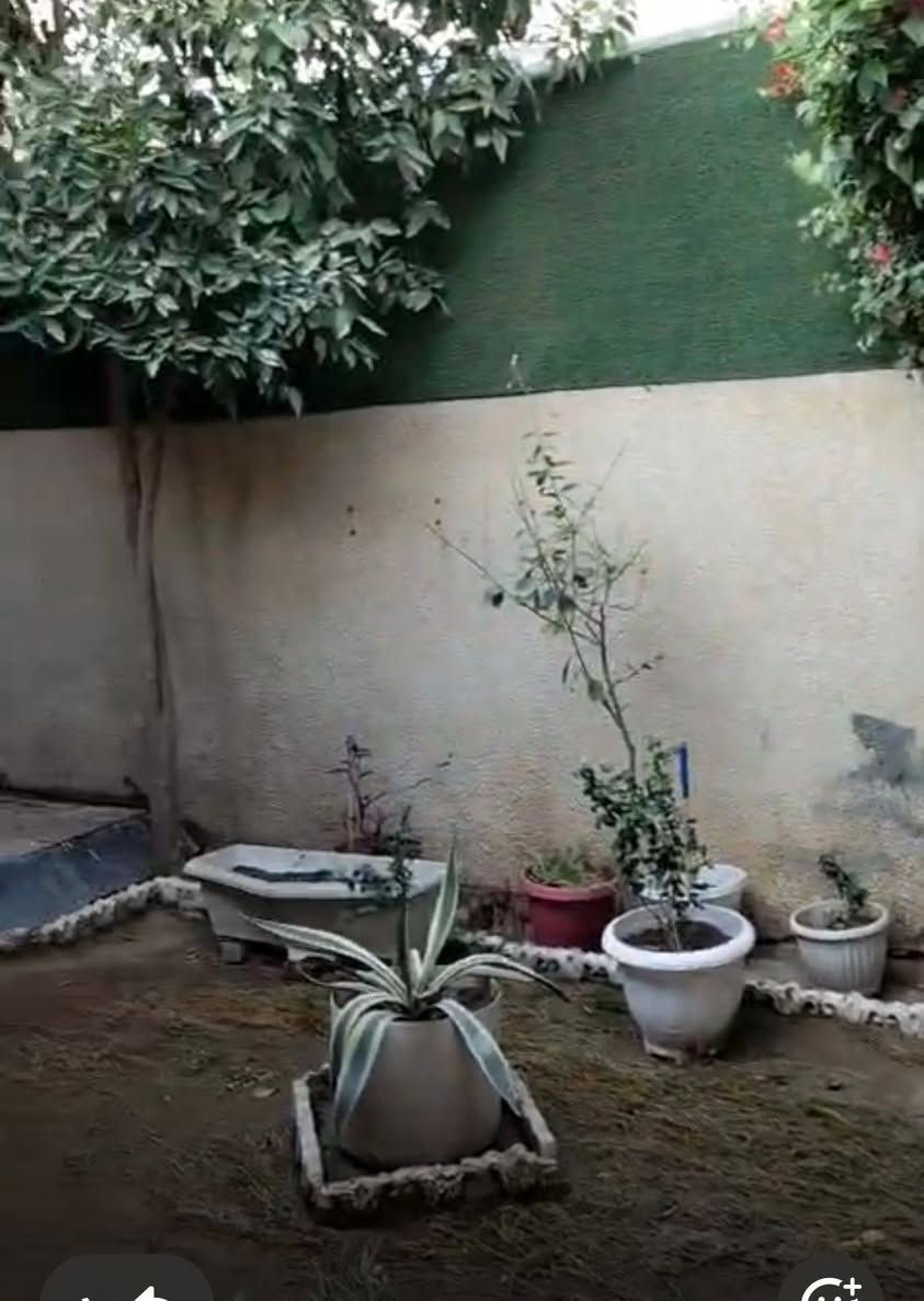 السلام عليكم
بيت للبيع طابوا مساحته 200م طابقين يحتوي على 4غرف نوم 
مع كراج للسياره وحديقه عدد 2
صحيات عدد 2
في ابو غريب منطقه الشهداء 
هاتف للتواصل ***********
