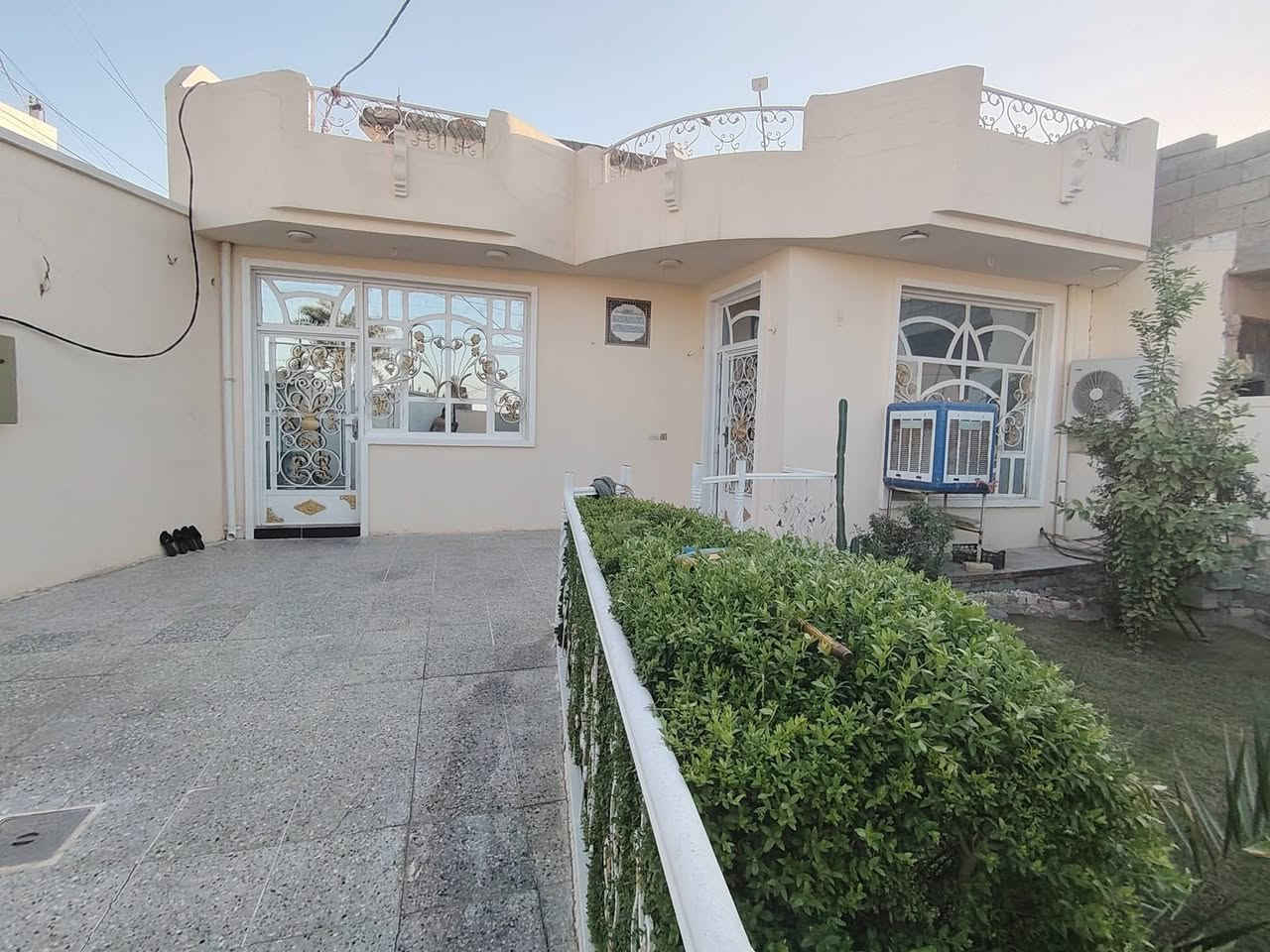 السلام عليكم بيت للبيع في البانيروما مساحه ٢٣٠ ركن طابق لاول بي غرفه وحده الطابق الثاني غرفتين مبنيات عل نص كهرباء ماء تبليط مجاري زراعي عل 117 ماشيه معامله بل طابو السعر 115او بي مجال ***********
